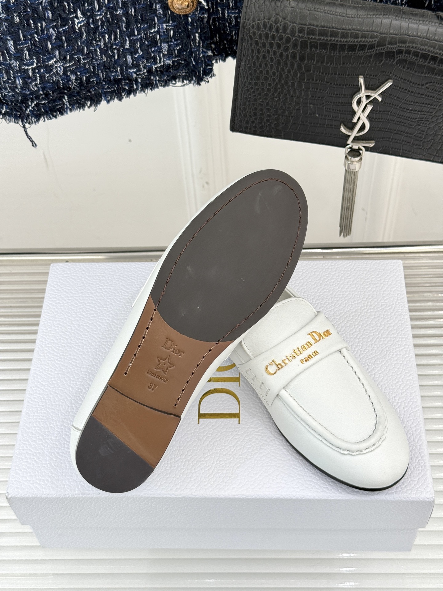 
Dior/迪奥25WF字母复古乐福鞋
凭借独特魅力成为永恒经典。
兼具复古韵味与时尚格调的鞋履。
鞋身