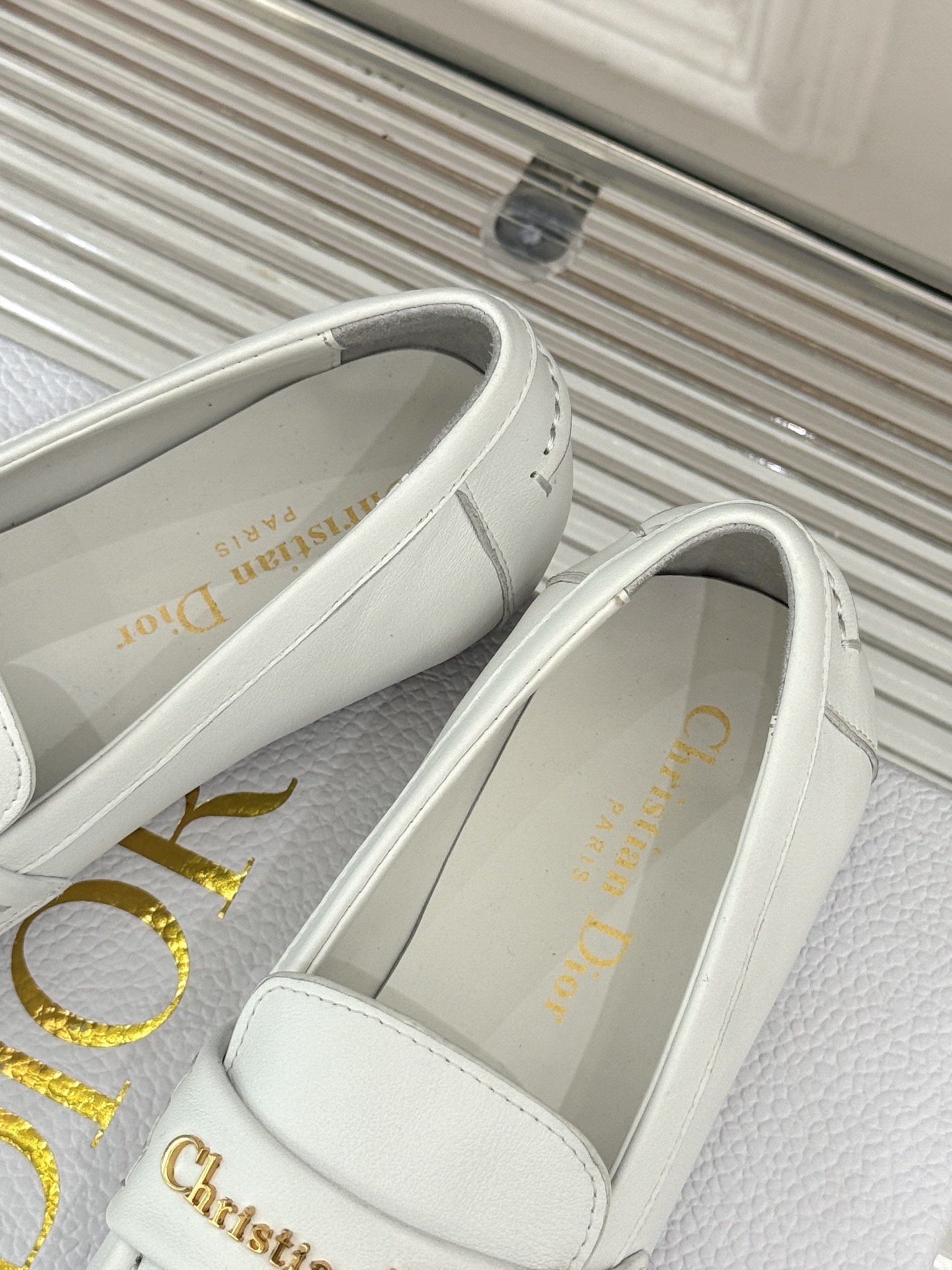 
Dior/迪奥25WF字母复古乐福鞋
凭借独特魅力成为永恒经典。
兼具复古韵味与时尚格调的鞋履。
鞋身