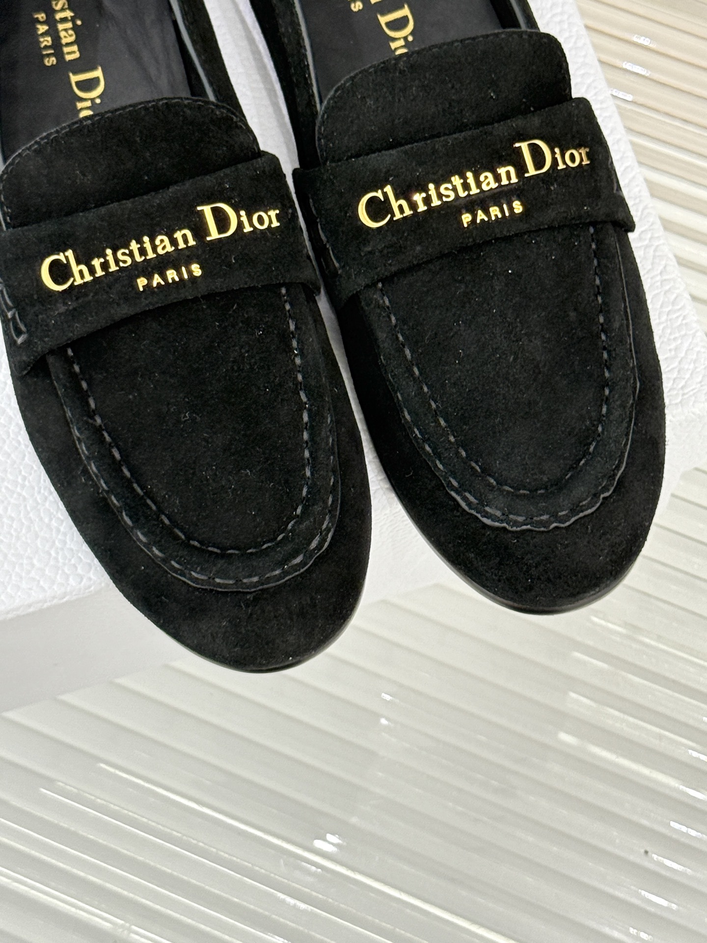 Dior/迪奥25WF字母复古乐福鞋
凭借独特魅力成为永恒经典。
兼具复古韵味与时尚格调的鞋履。
鞋身