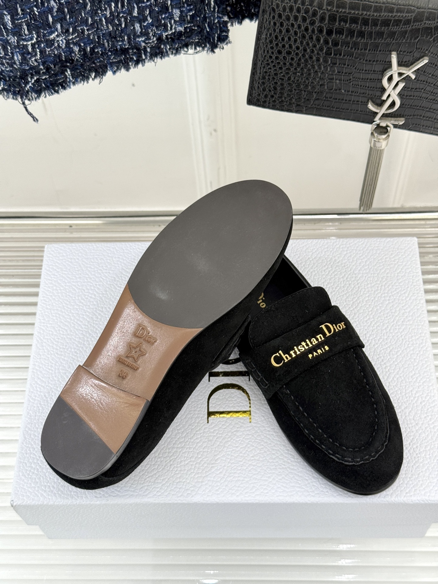 Dior/迪奥25WF字母复古乐福鞋
凭借独特魅力成为永恒经典。
兼具复古韵味与时尚格调的鞋履。
鞋身