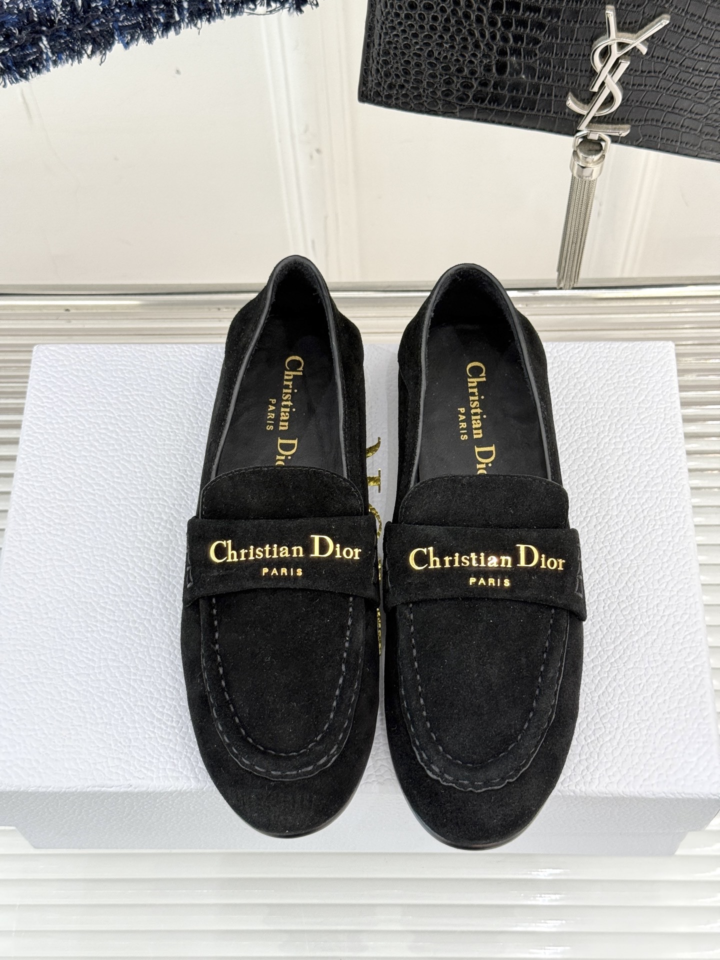 Dior/迪奥25WF字母复古乐福鞋
凭借独特魅力成为永恒经典。
兼具复古韵味与时尚格调的鞋履。
鞋身