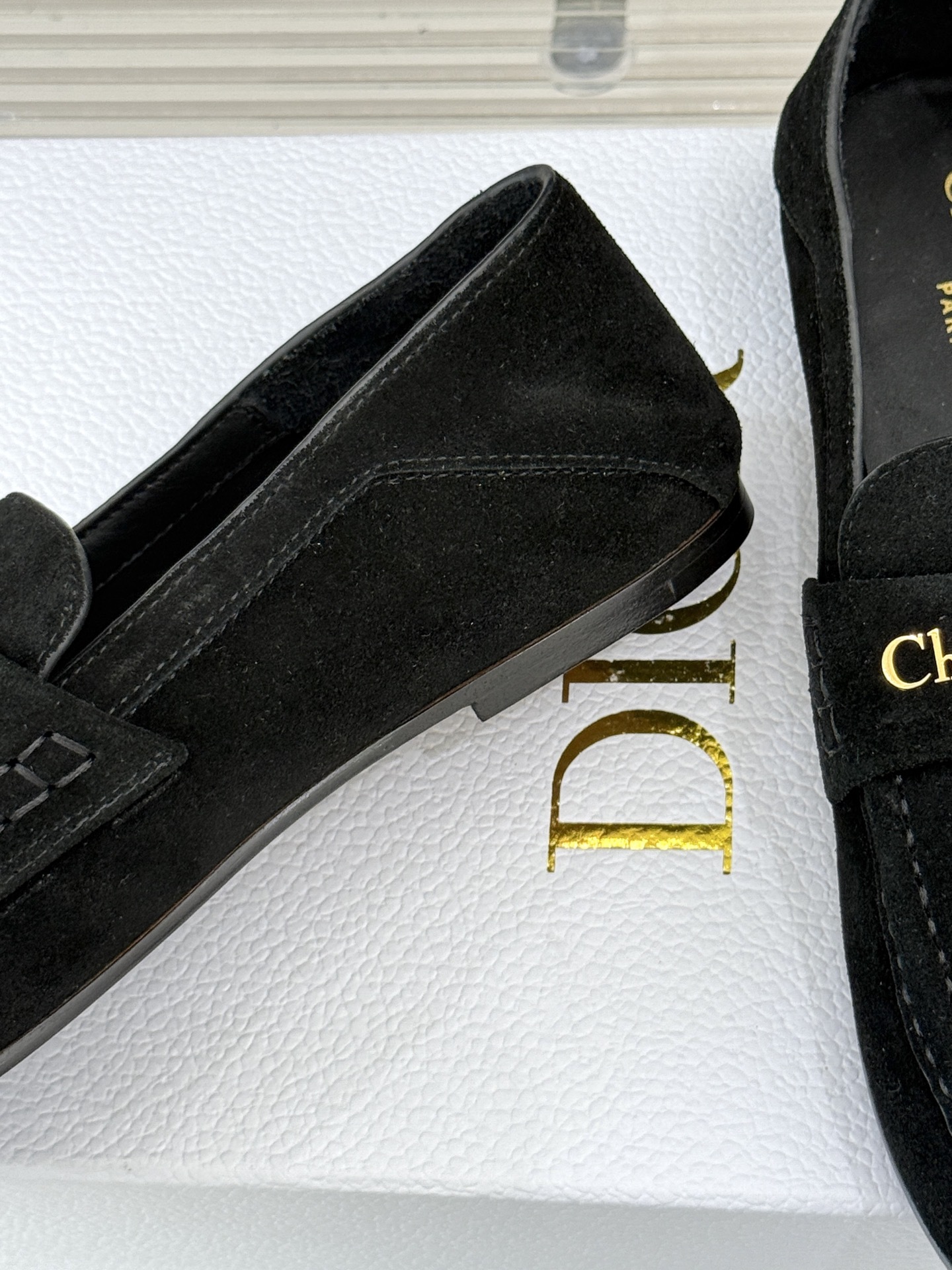 Dior/迪奥25WF字母复古乐福鞋
凭借独特魅力成为永恒经典。
兼具复古韵味与时尚格调的鞋履。
鞋身