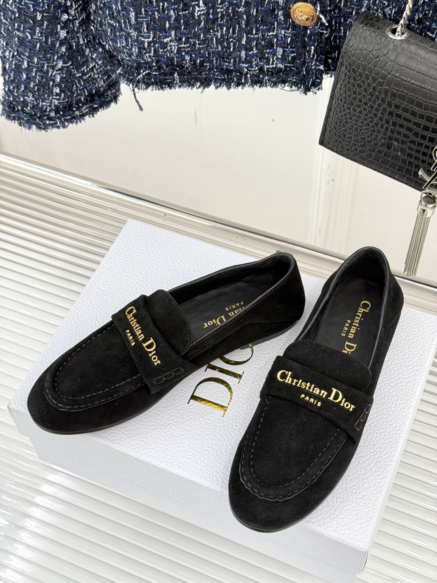 Dior/迪奥25WF字母复古乐福鞋
凭借独特魅力成为永恒经典。
兼具复古韵味与时尚格调的鞋履。
鞋身