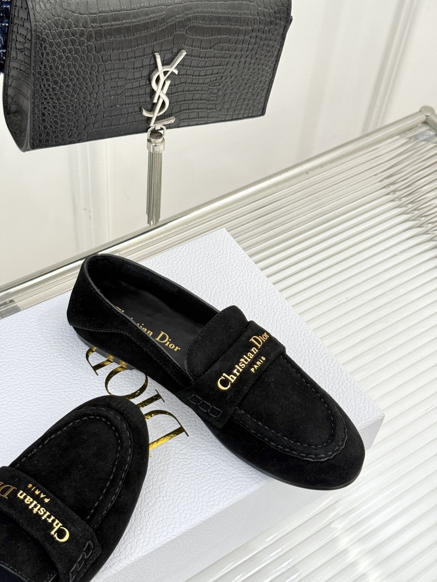 Dior/迪奥25WF字母复古乐福鞋
凭借独特魅力成为永恒经典。
兼具复古韵味与时尚格调的鞋履。
鞋身