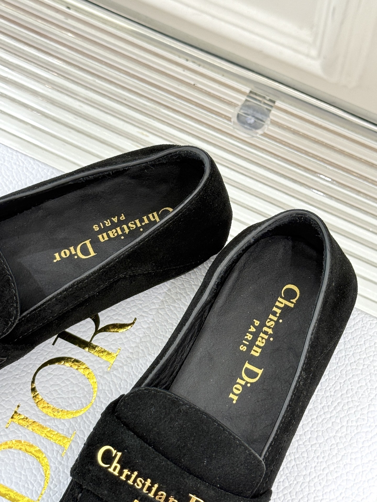 Dior/迪奥25WF字母复古乐福鞋
凭借独特魅力成为永恒经典。
兼具复古韵味与时尚格调的鞋履。
鞋身