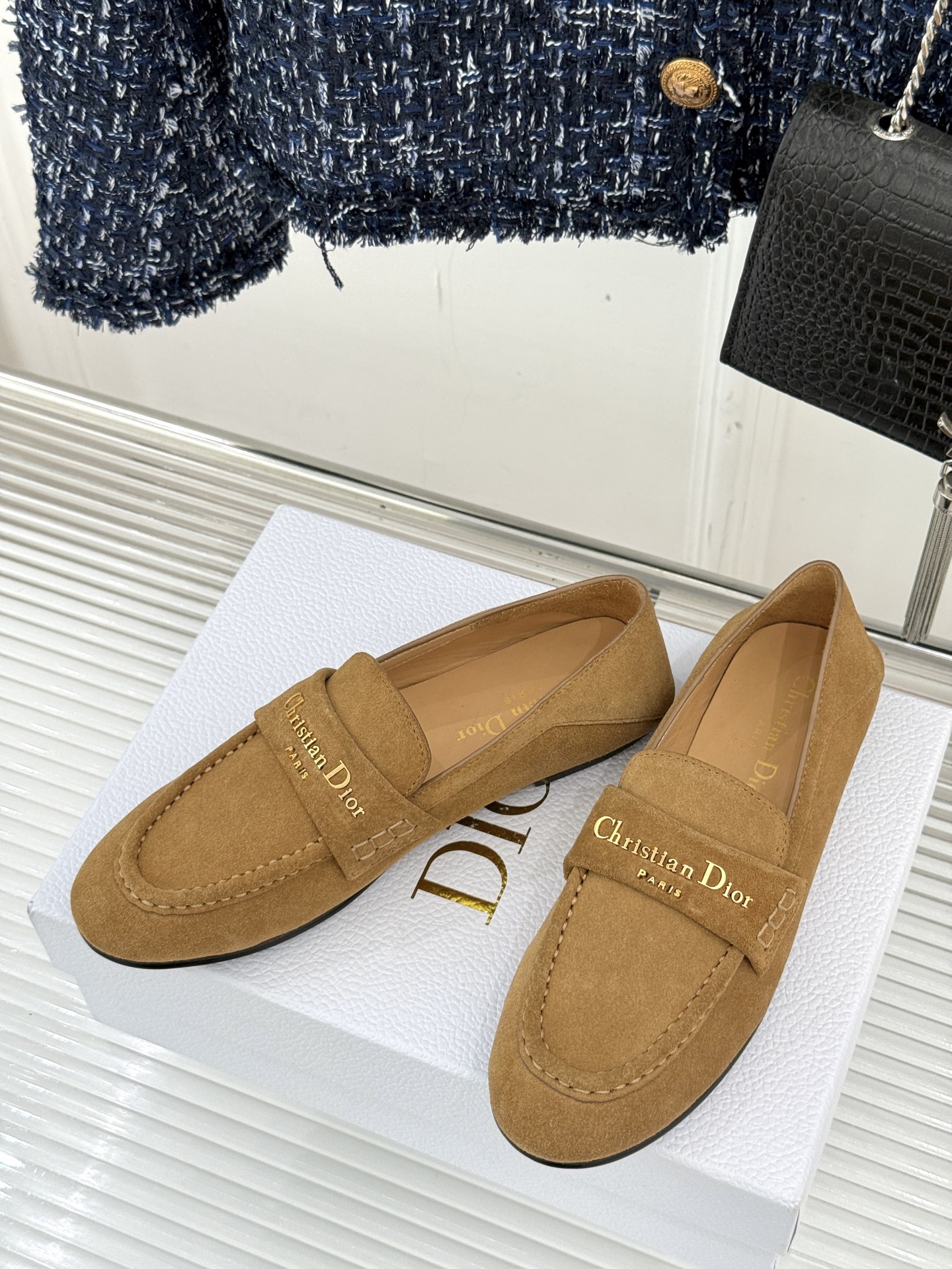 
Dior/迪奥25WF字母复古乐福鞋
凭借独特魅力成为永恒经典。
兼具复古韵味与时尚格调的鞋履。
鞋身