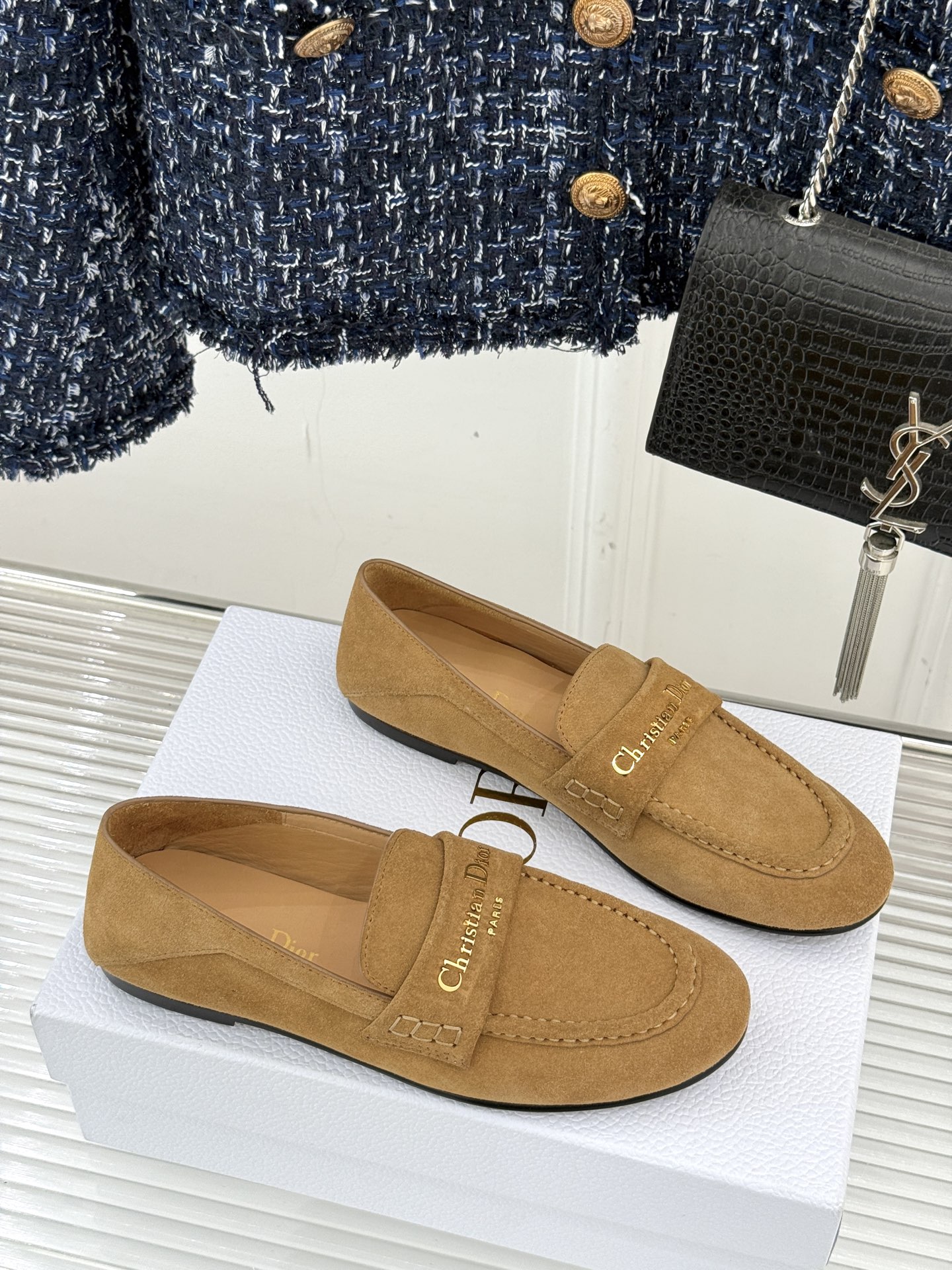 
Dior/迪奥25WF字母复古乐福鞋
凭借独特魅力成为永恒经典。
兼具复古韵味与时尚格调的鞋履。
鞋身