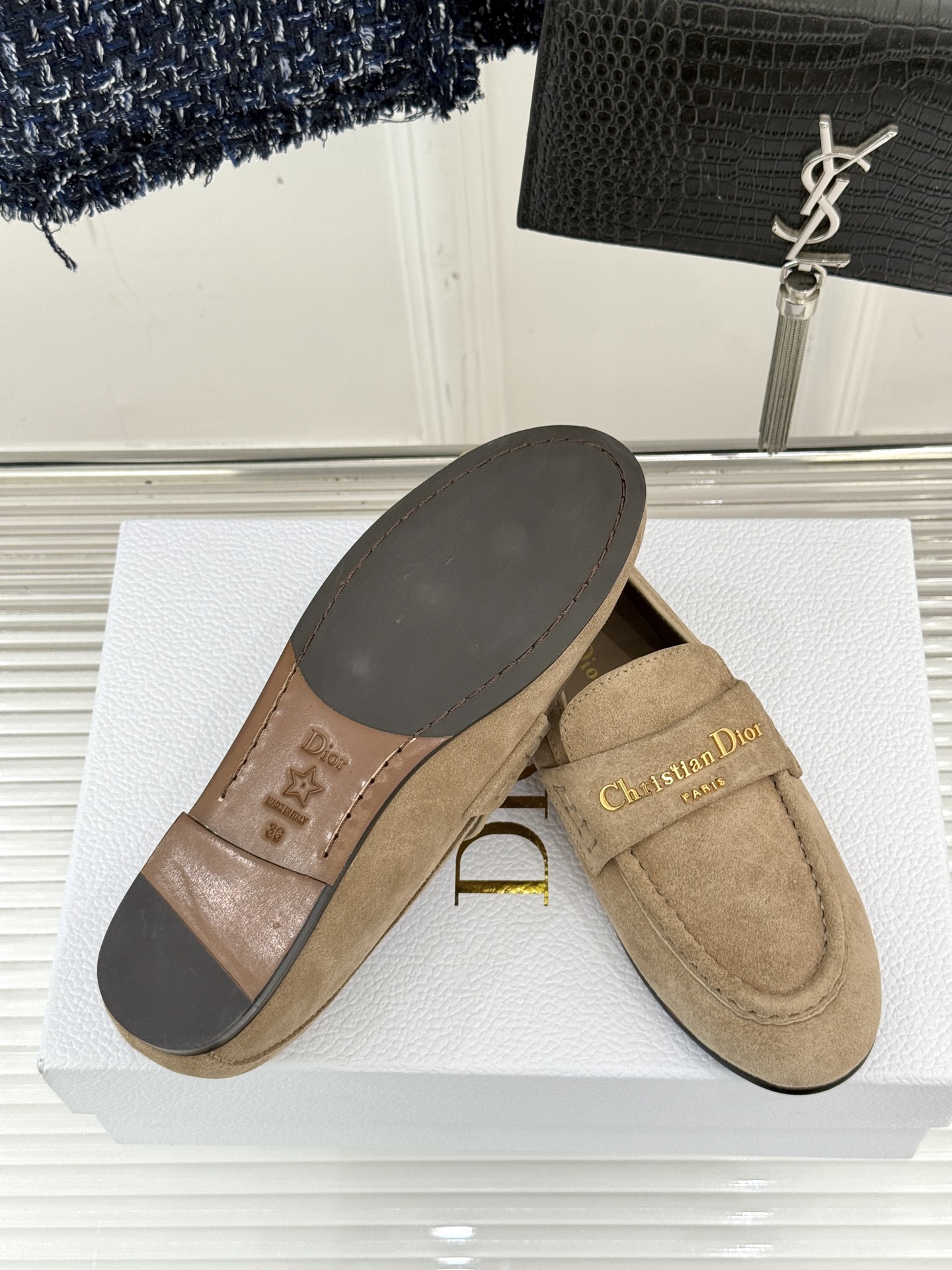 
Dior/迪奥25WF字母复古乐福鞋
凭借独特魅力成为永恒经典。
兼具复古韵味与时尚格调的鞋履。
鞋身