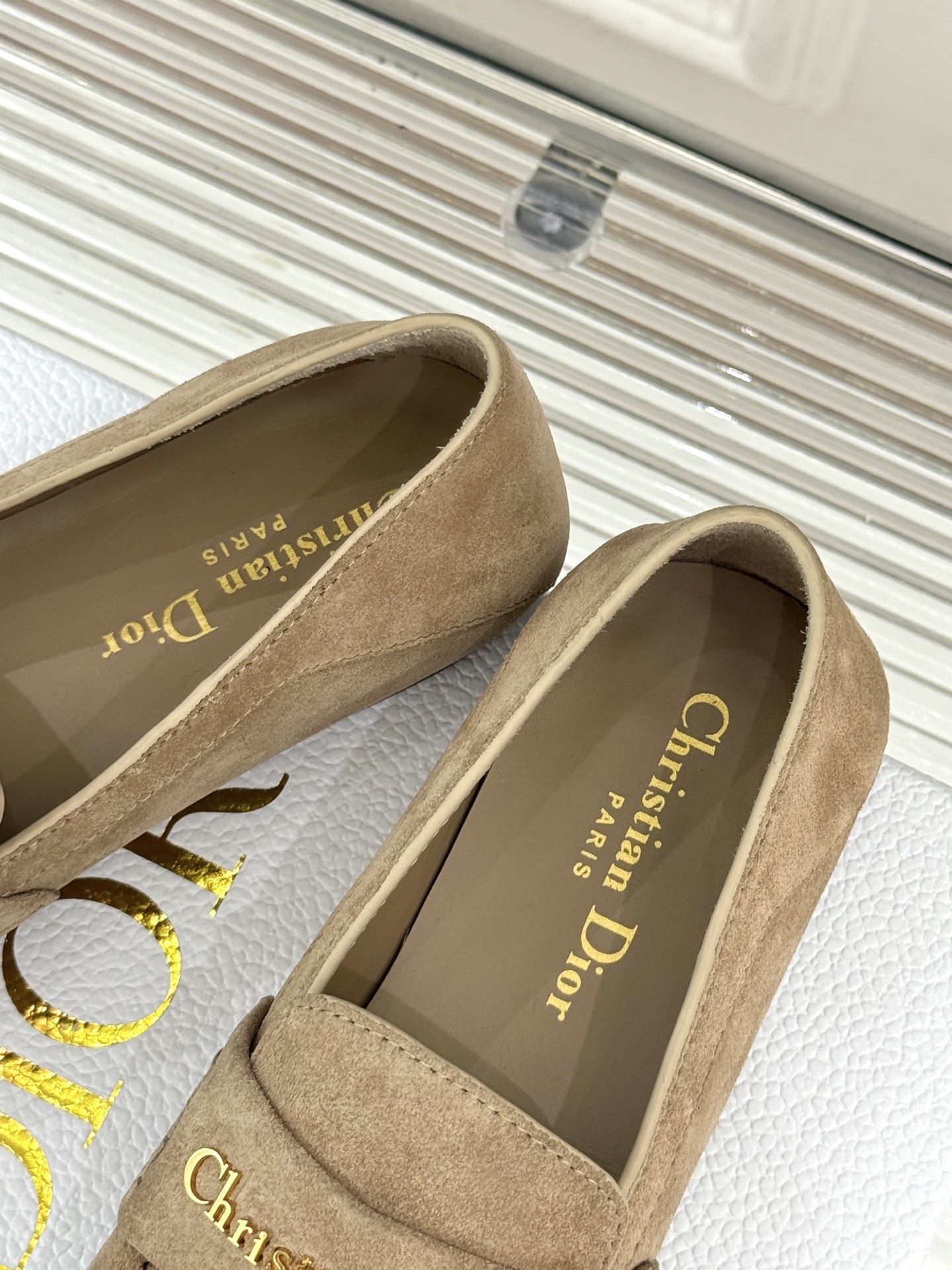 
Dior/迪奥25WF字母复古乐福鞋
凭借独特魅力成为永恒经典。
兼具复古韵味与时尚格调的鞋履。
鞋身