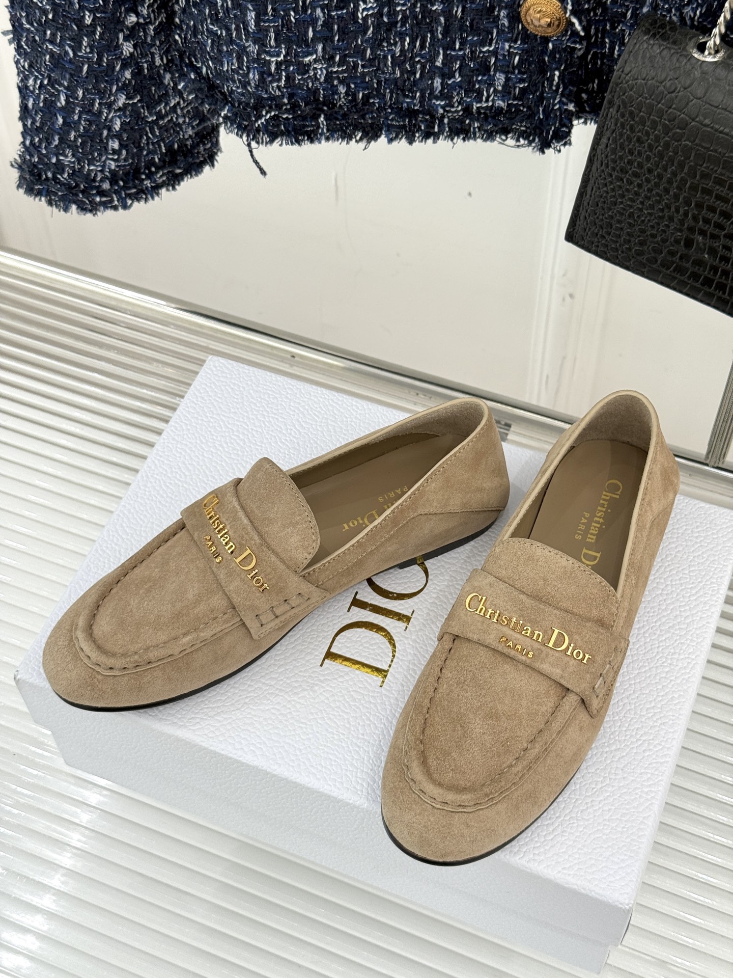 
Dior/迪奥25WF字母复古乐福鞋
凭借独特魅力成为永恒经典。
兼具复古韵味与时尚格调的鞋履。
鞋身