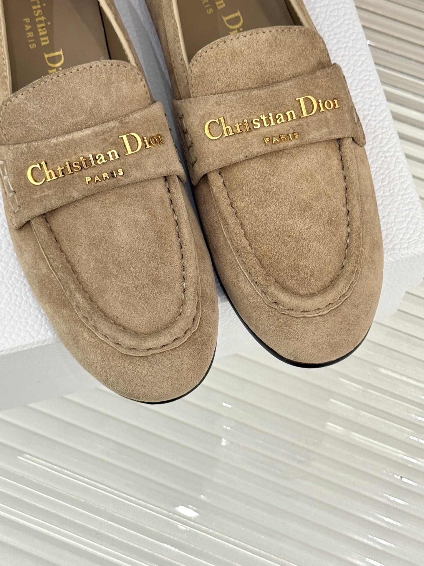 
Dior/迪奥25WF字母复古乐福鞋
凭借独特魅力成为永恒经典。
兼具复古韵味与时尚格调的鞋履。
鞋身
