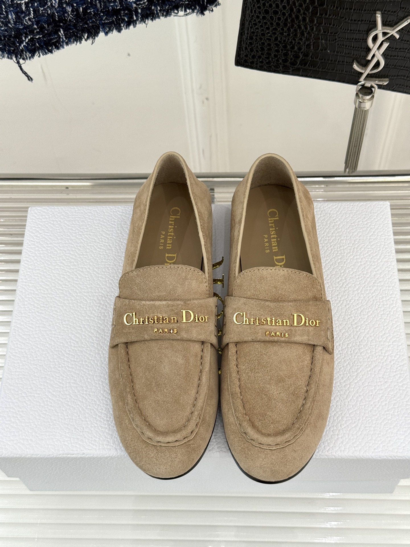
Dior/迪奥25WF字母复古乐福鞋
凭借独特魅力成为永恒经典。
兼具复古韵味与时尚格调的鞋履。
鞋身