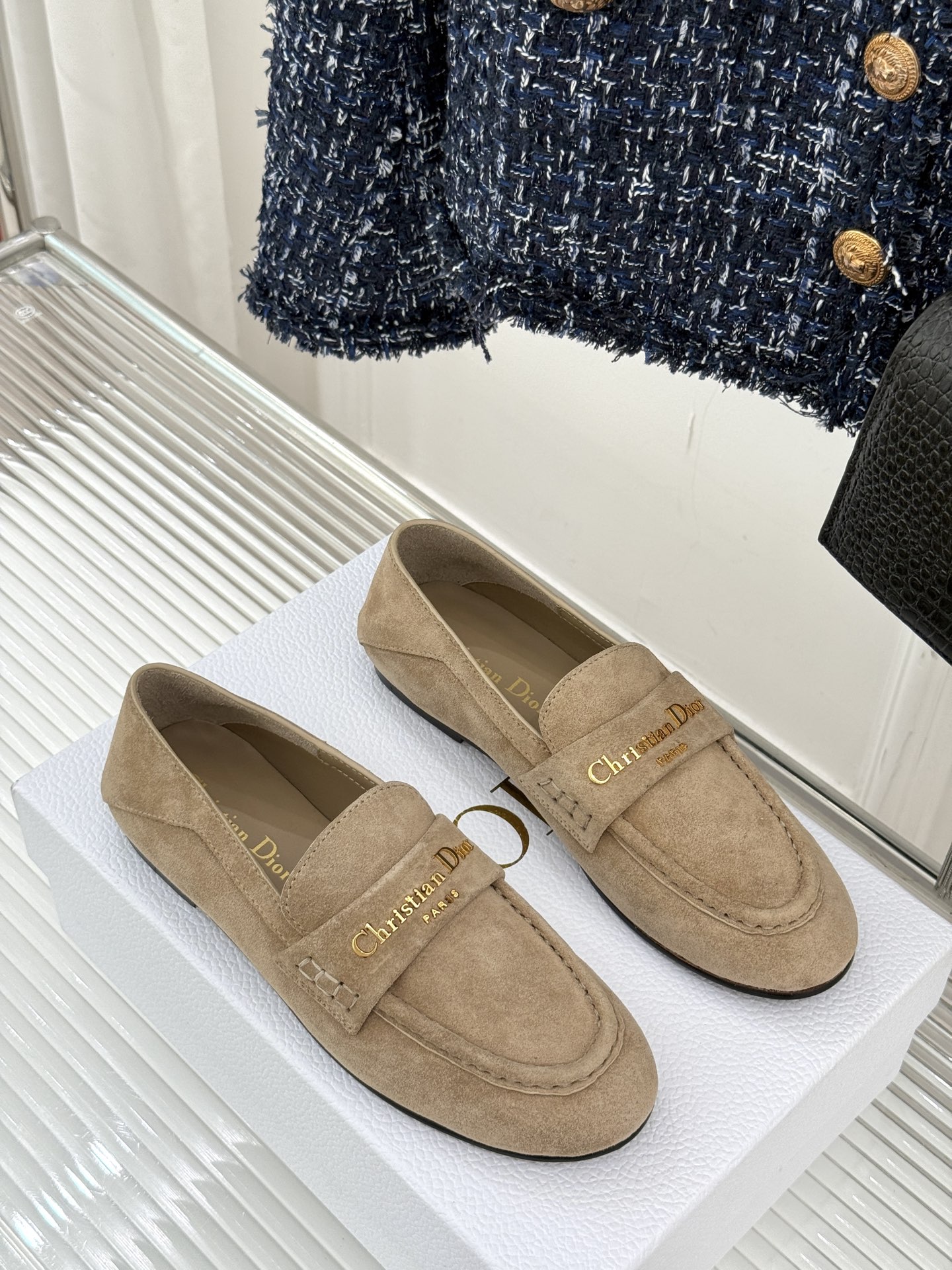 
Dior/迪奥25WF字母复古乐福鞋
凭借独特魅力成为永恒经典。
兼具复古韵味与时尚格调的鞋履。
鞋身