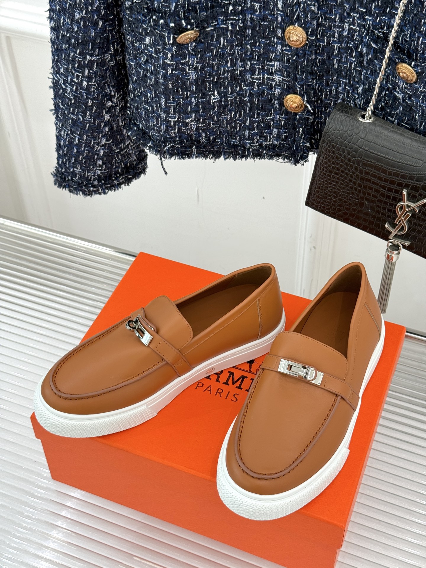 
Hermès/爱马仕25WF新品复古情侣款乐福鞋
爱情—是岁月长河里的熠熠星辰
而这双乐福鞋则是这浪漫