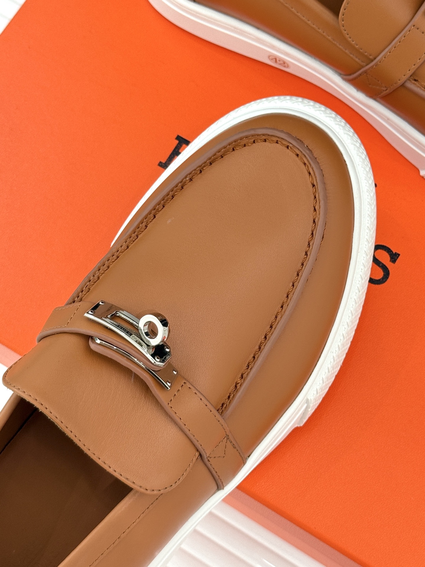 
Hermès/爱马仕25WF新品复古情侣款乐福鞋
爱情—是岁月长河里的熠熠星辰
而这双乐福鞋则是这浪漫