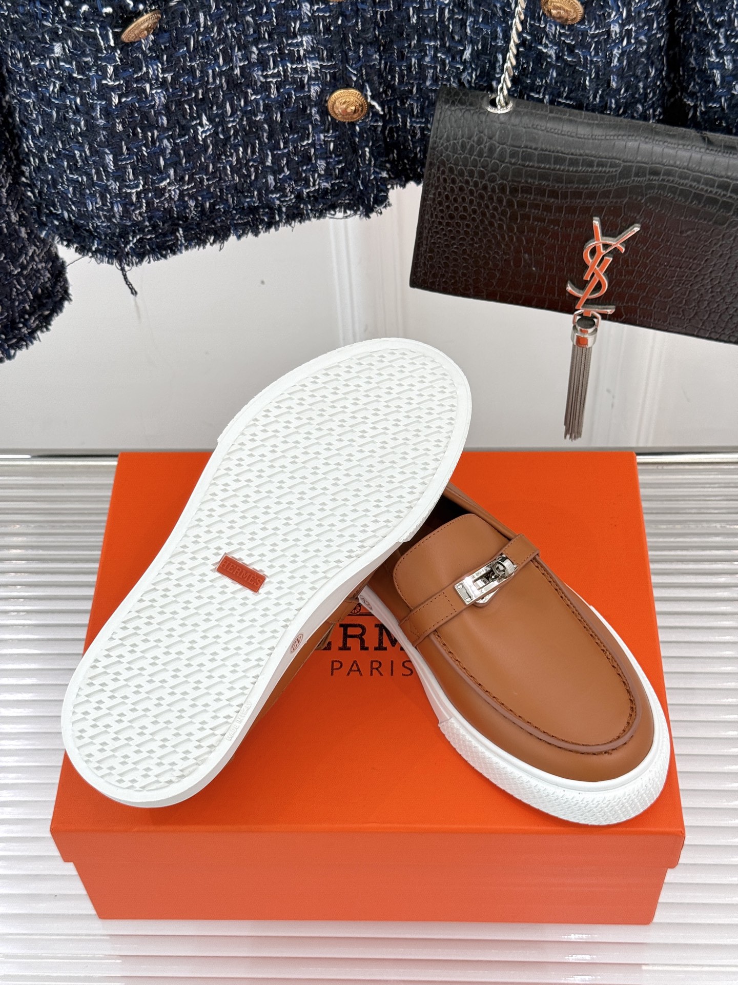 
Hermès/爱马仕25WF新品复古情侣款乐福鞋
爱情—是岁月长河里的熠熠星辰
而这双乐福鞋则是这浪漫