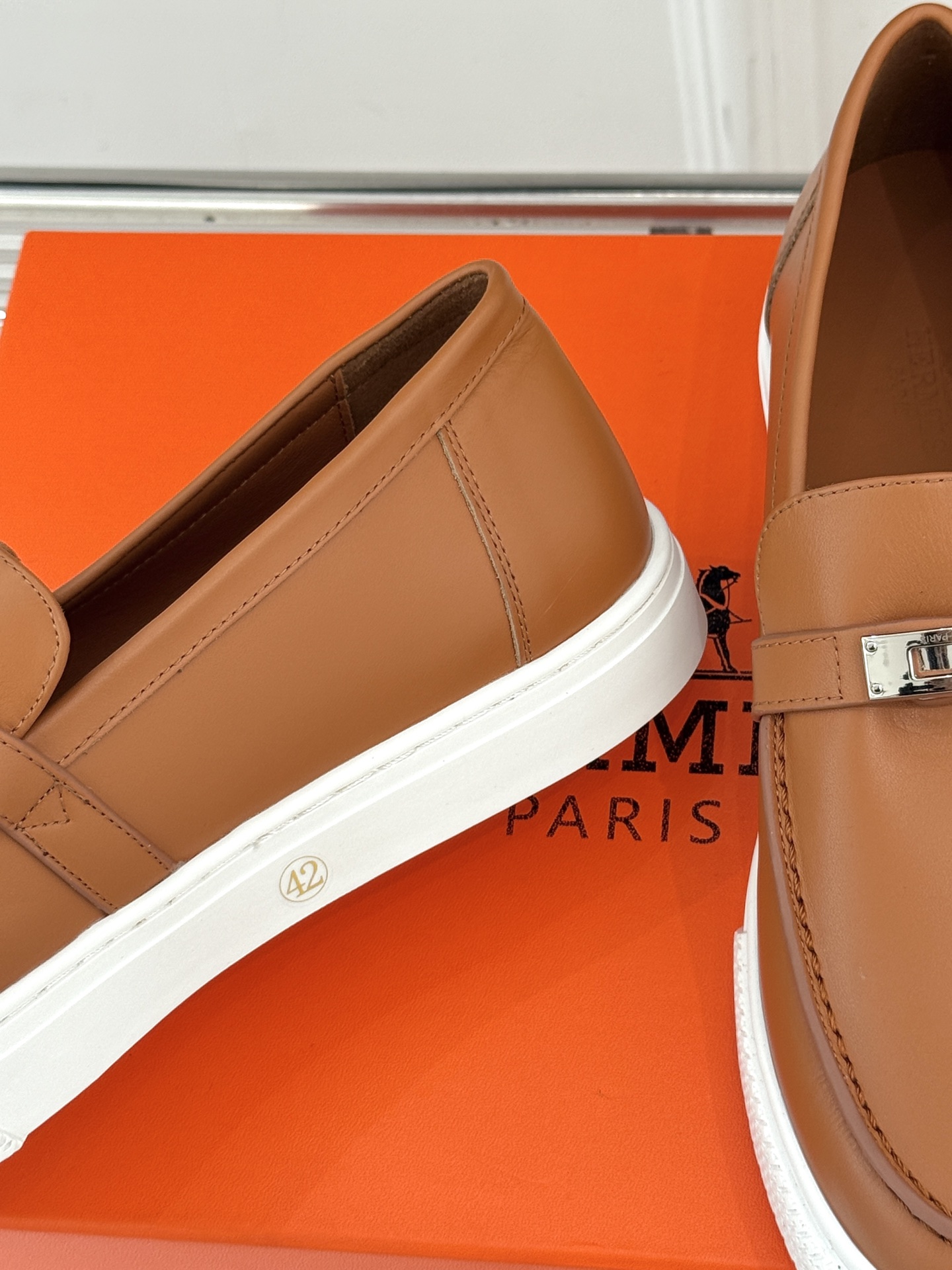 
Hermès/爱马仕25WF新品复古情侣款乐福鞋
爱情—是岁月长河里的熠熠星辰
而这双乐福鞋则是这浪漫