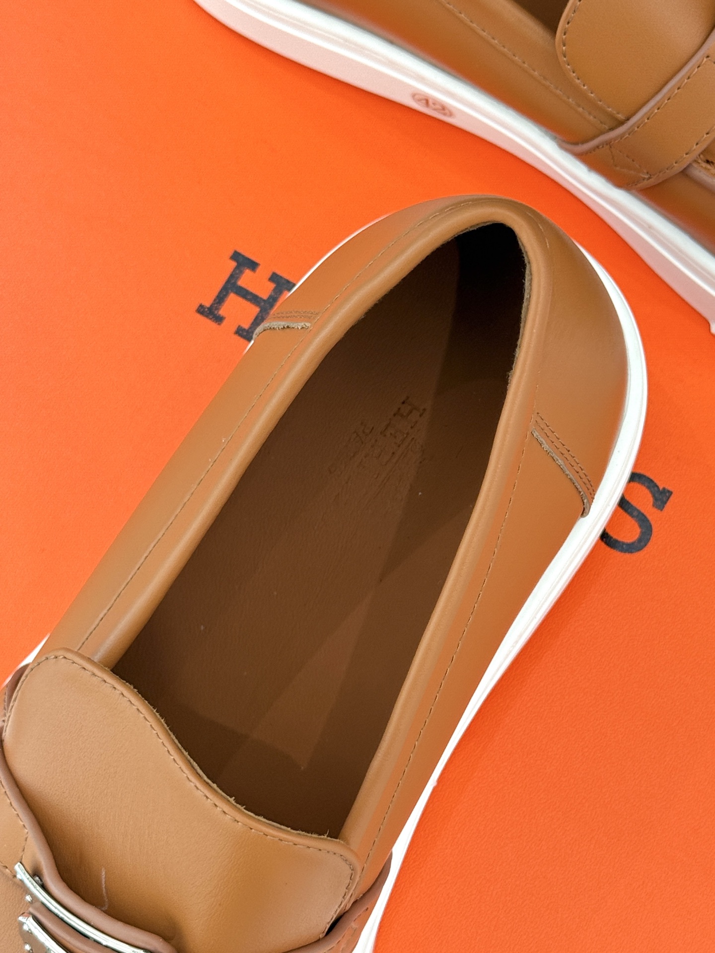 
Hermès/爱马仕25WF新品复古情侣款乐福鞋
爱情—是岁月长河里的熠熠星辰
而这双乐福鞋则是这浪漫