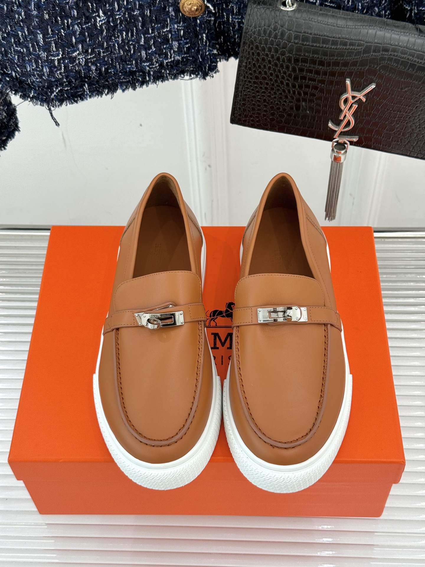 
Hermès/爱马仕25WF新品复古情侣款乐福鞋
爱情—是岁月长河里的熠熠星辰
而这双乐福鞋则是这浪漫