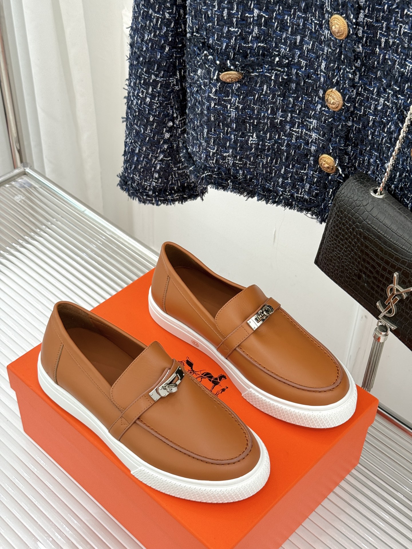 
Hermès/爱马仕25WF新品复古情侣款乐福鞋
爱情—是岁月长河里的熠熠星辰
而这双乐福鞋则是这浪漫