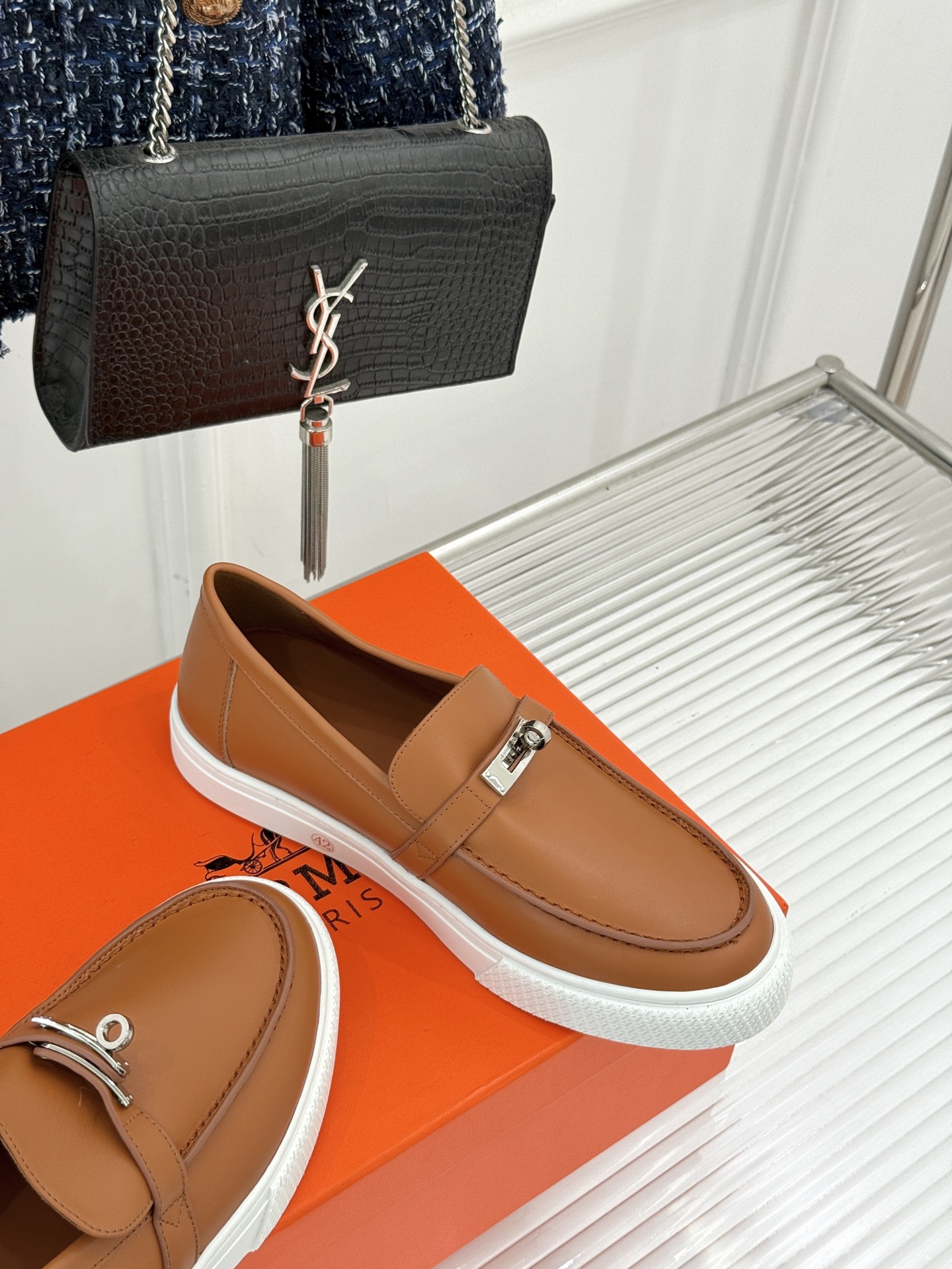 
Hermès/爱马仕25WF新品复古情侣款乐福鞋
爱情—是岁月长河里的熠熠星辰
而这双乐福鞋则是这浪漫