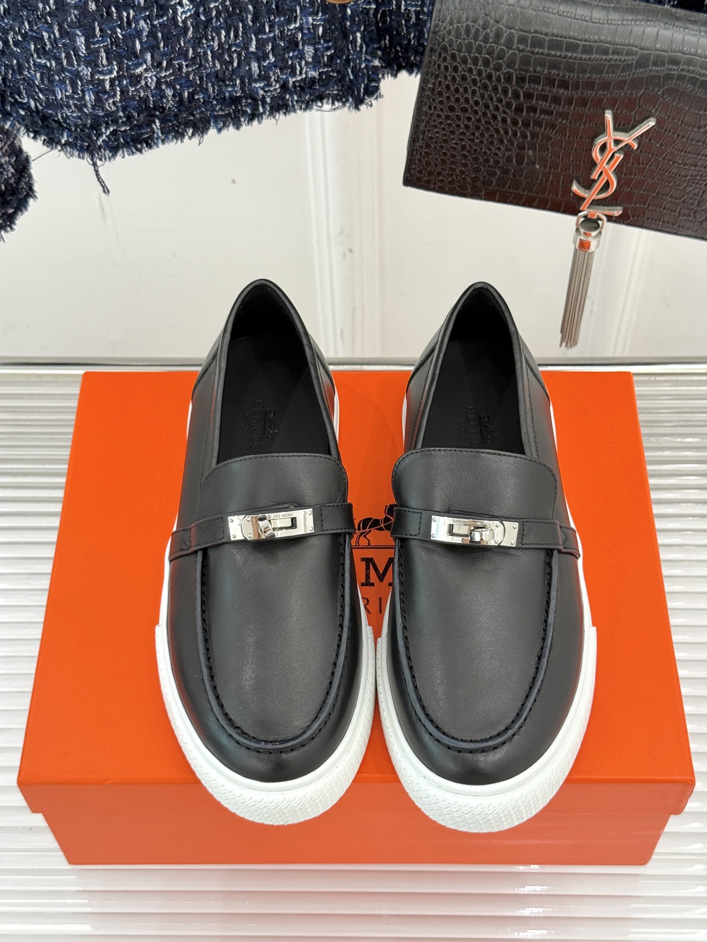 
Hermès/爱马仕25WF新品复古情侣款乐福鞋
爱情—是岁月长河里的熠熠星辰
而这双乐福鞋则是这浪漫