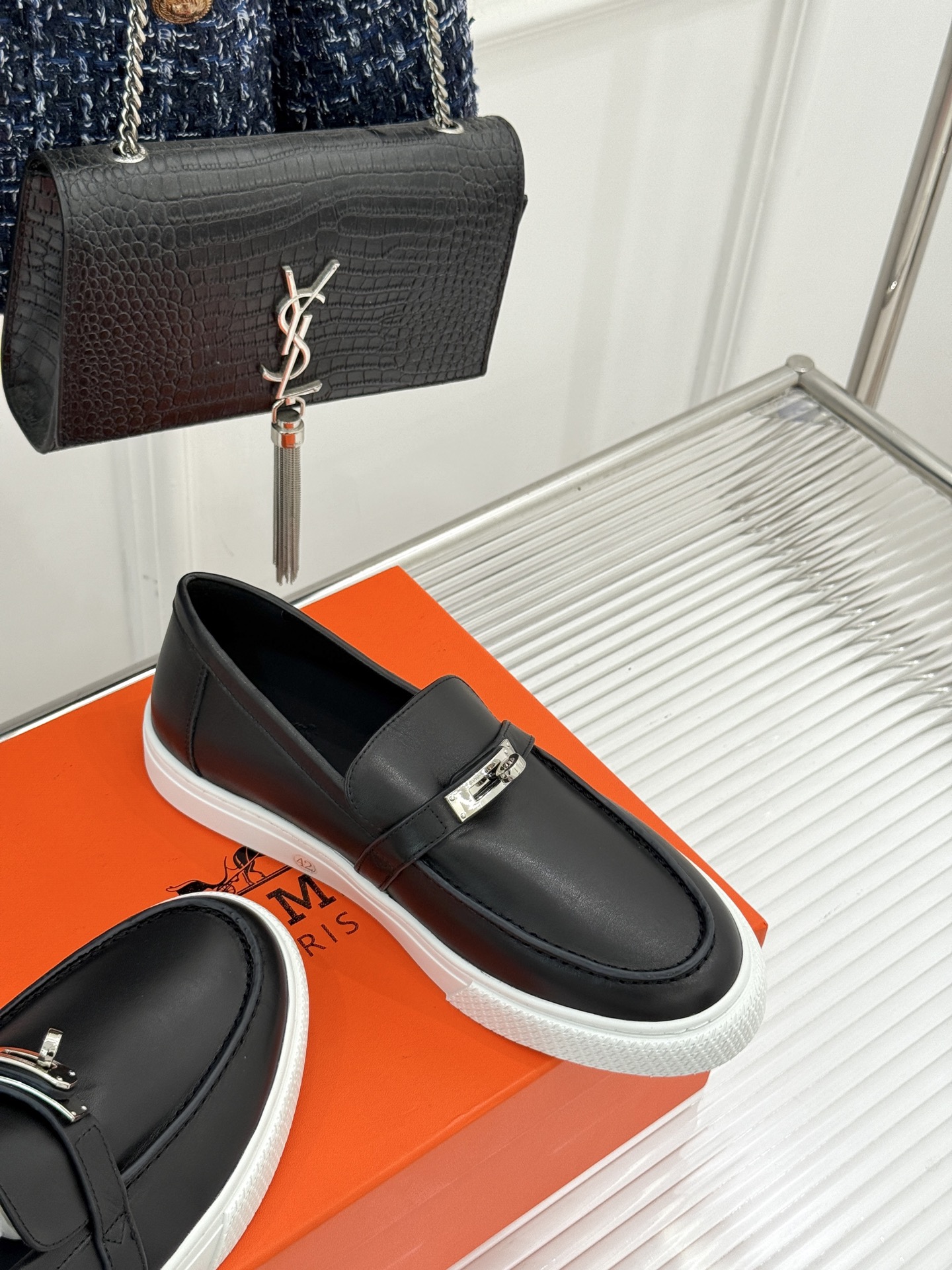 
Hermès/爱马仕25WF新品复古情侣款乐福鞋
爱情—是岁月长河里的熠熠星辰
而这双乐福鞋则是这浪漫