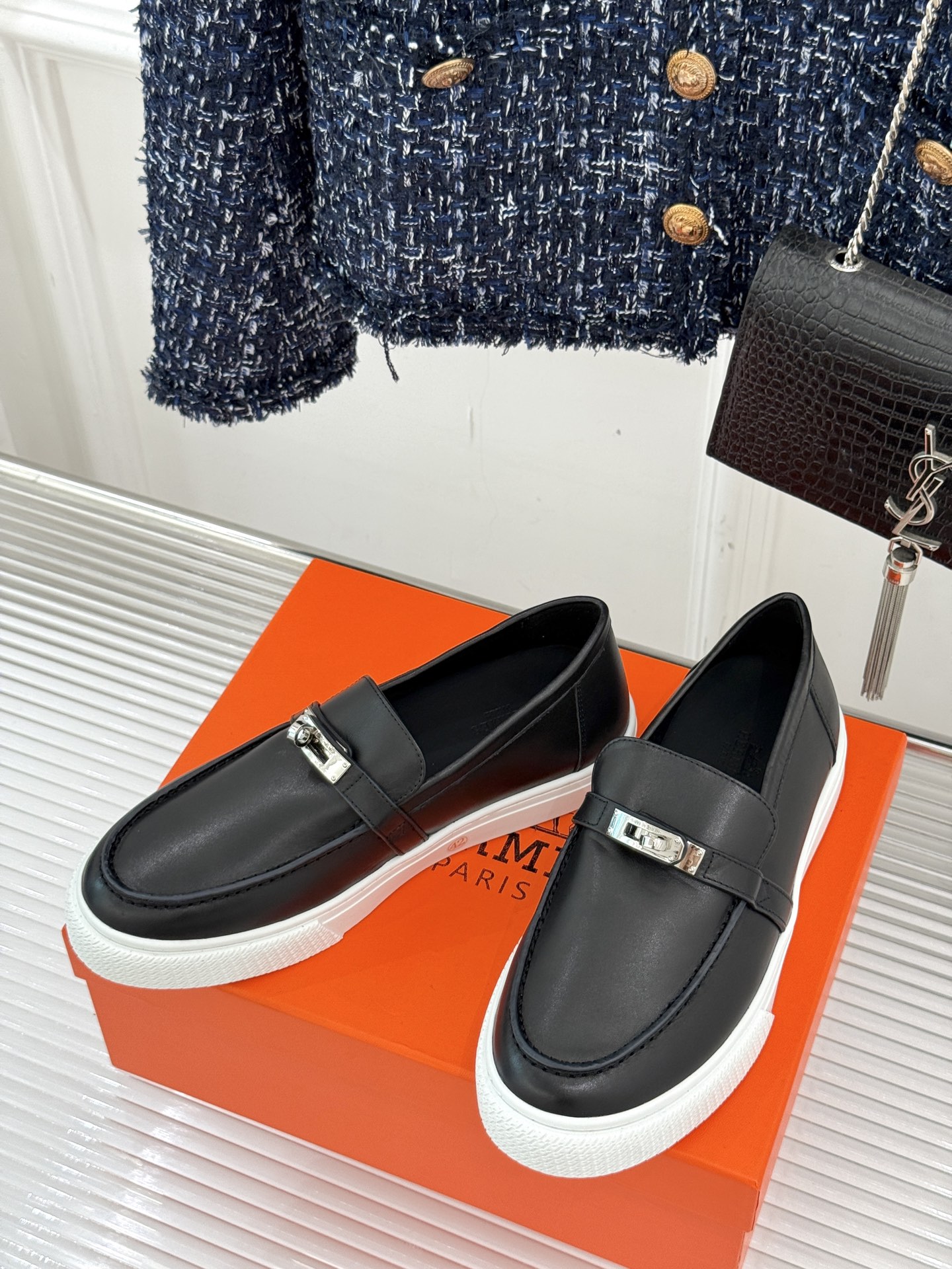 
Hermès/爱马仕25WF新品复古情侣款乐福鞋
爱情—是岁月长河里的熠熠星辰
而这双乐福鞋则是这浪漫