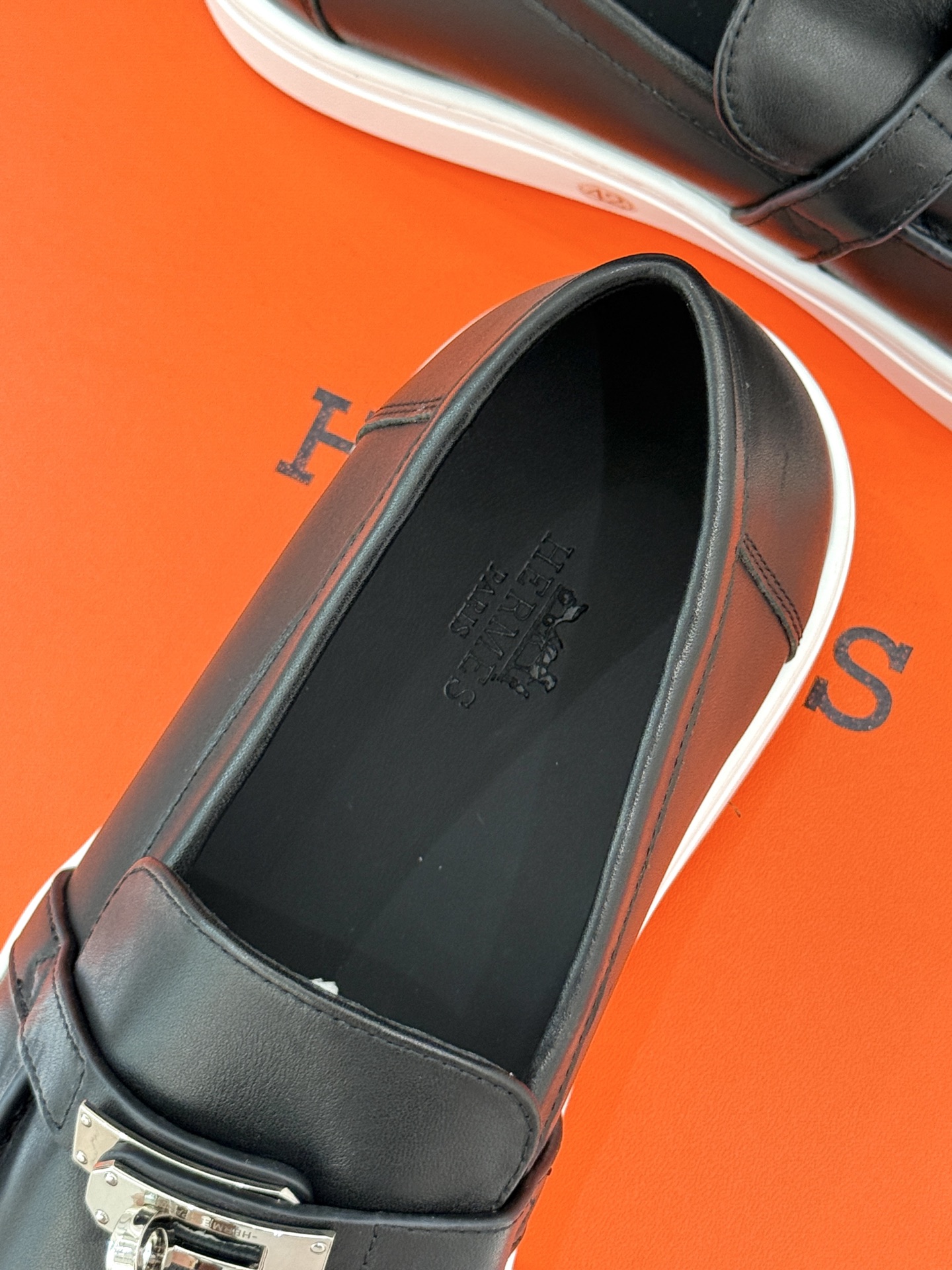 
Hermès/爱马仕25WF新品复古情侣款乐福鞋
爱情—是岁月长河里的熠熠星辰
而这双乐福鞋则是这浪漫