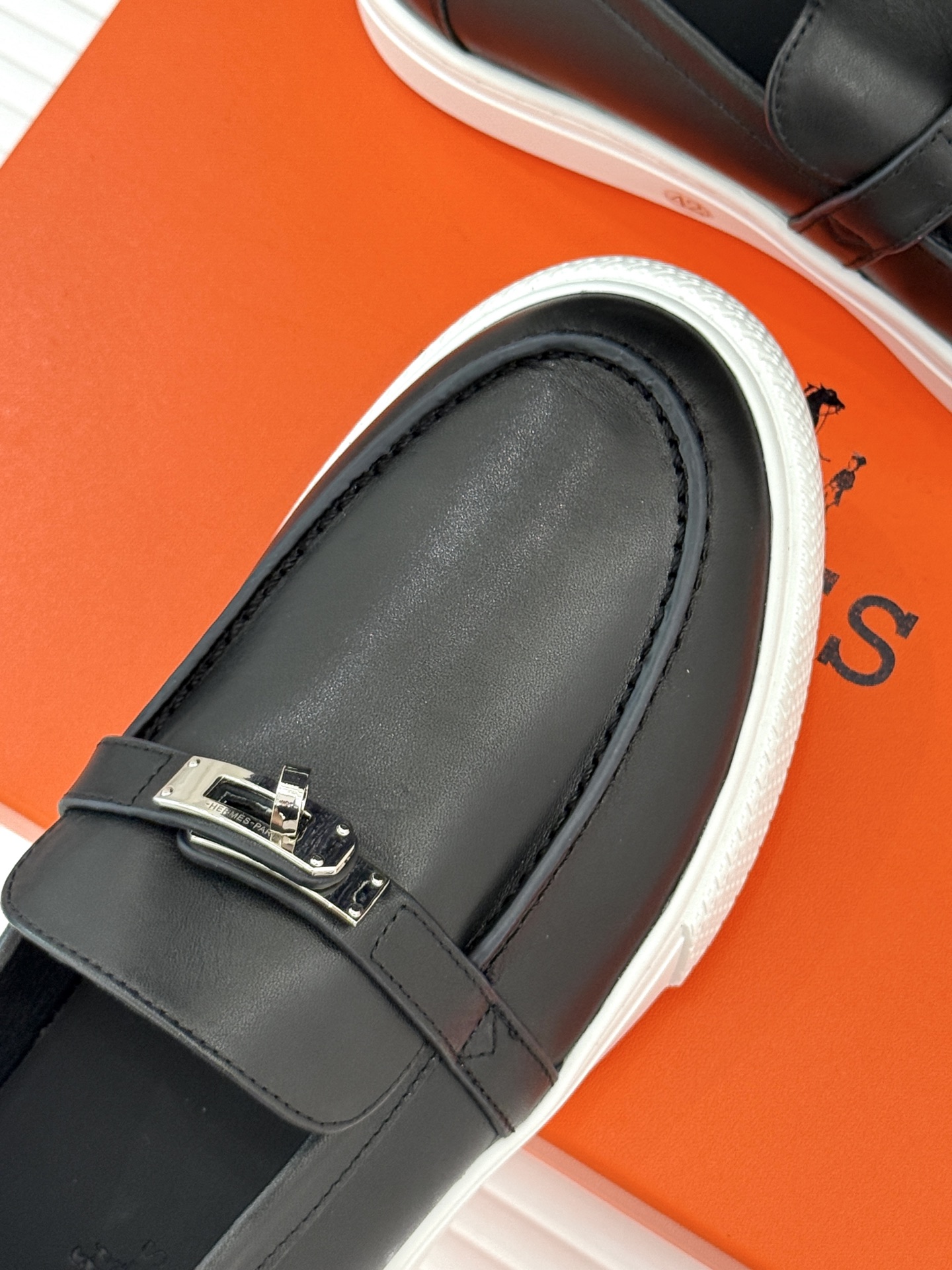 
Hermès/爱马仕25WF新品复古情侣款乐福鞋
爱情—是岁月长河里的熠熠星辰
而这双乐福鞋则是这浪漫
