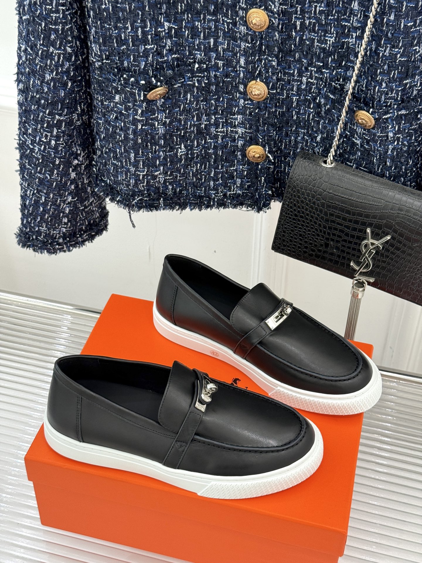 
Hermès/爱马仕25WF新品复古情侣款乐福鞋
爱情—是岁月长河里的熠熠星辰
而这双乐福鞋则是这浪漫