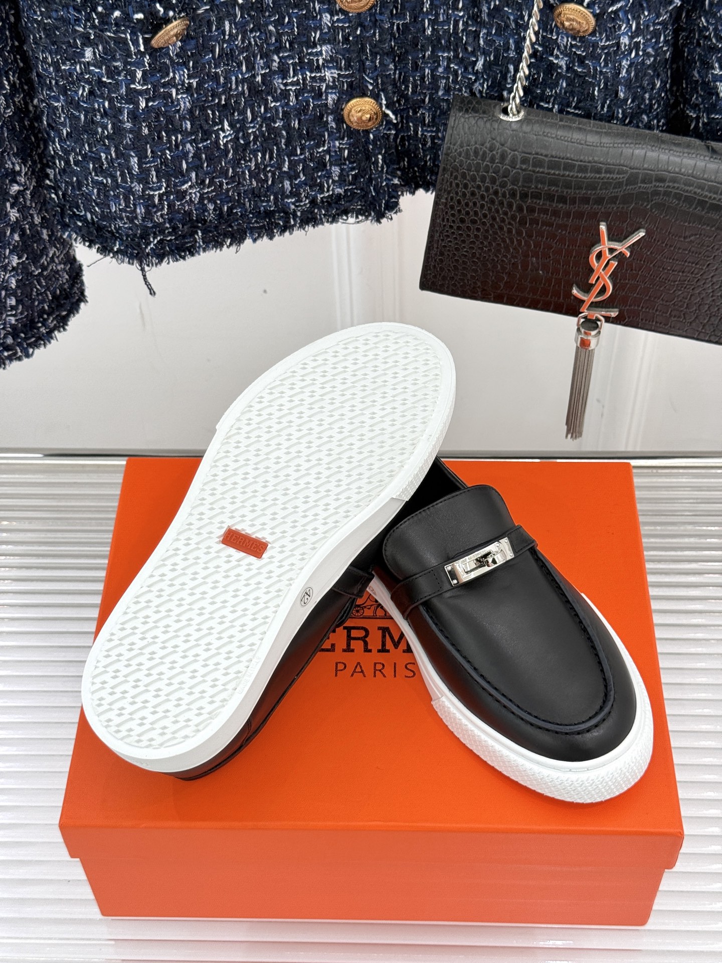 
Hermès/爱马仕25WF新品复古情侣款乐福鞋
爱情—是岁月长河里的熠熠星辰
而这双乐福鞋则是这浪漫