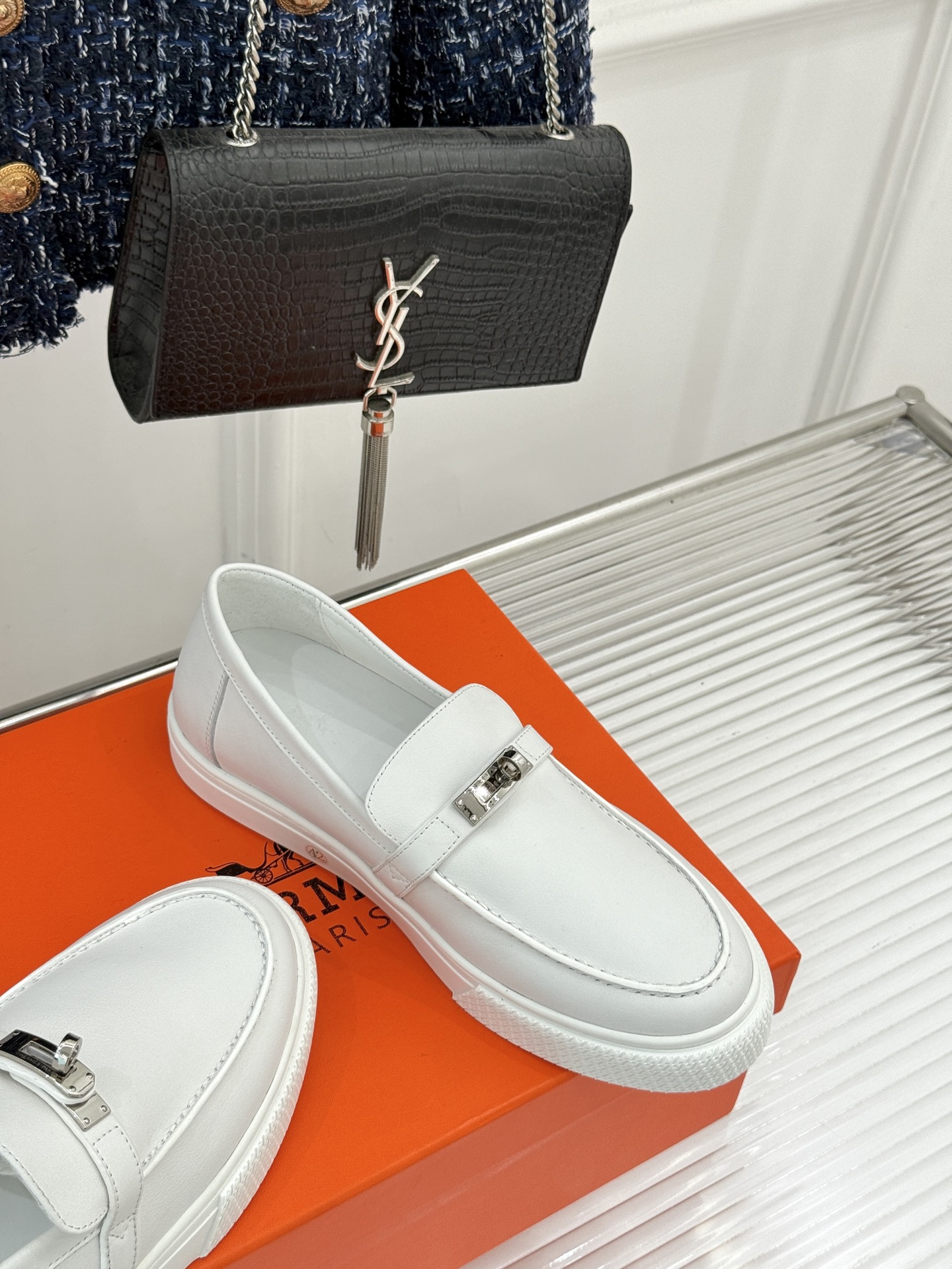
Hermès/爱马仕25WF新品复古情侣款乐福鞋
爱情—是岁月长河里的熠熠星辰
而这双乐福鞋则是这浪漫
