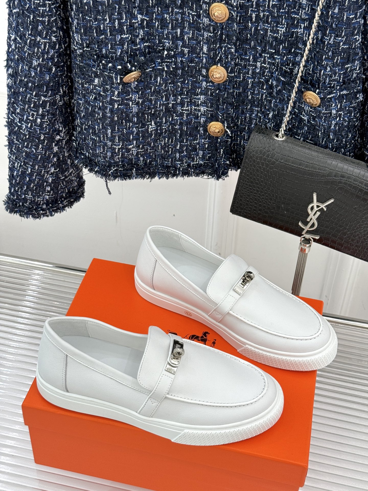 
Hermès/爱马仕25WF新品复古情侣款乐福鞋
爱情—是岁月长河里的熠熠星辰
而这双乐福鞋则是这浪漫