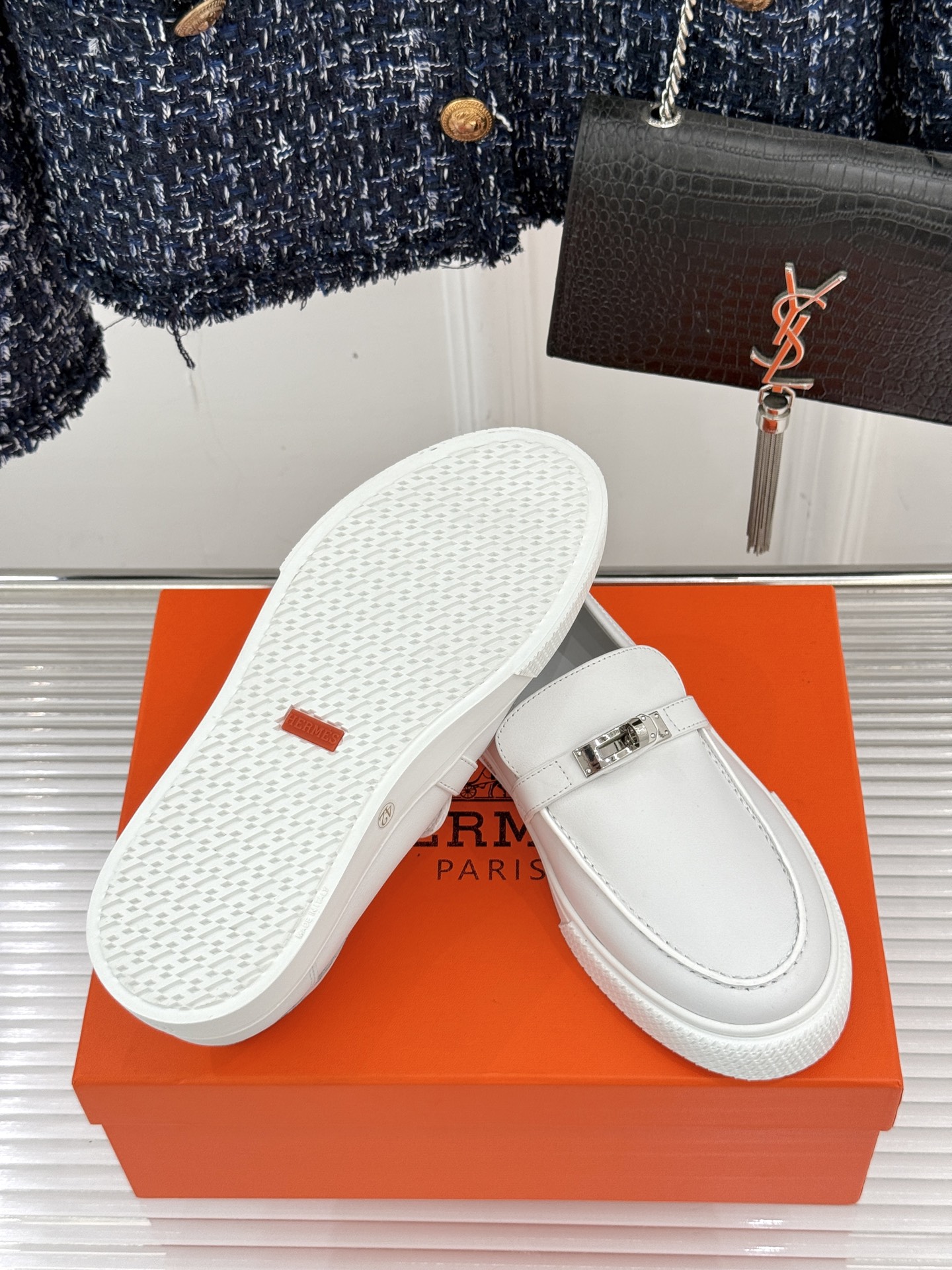 
Hermès/爱马仕25WF新品复古情侣款乐福鞋
爱情—是岁月长河里的熠熠星辰
而这双乐福鞋则是这浪漫