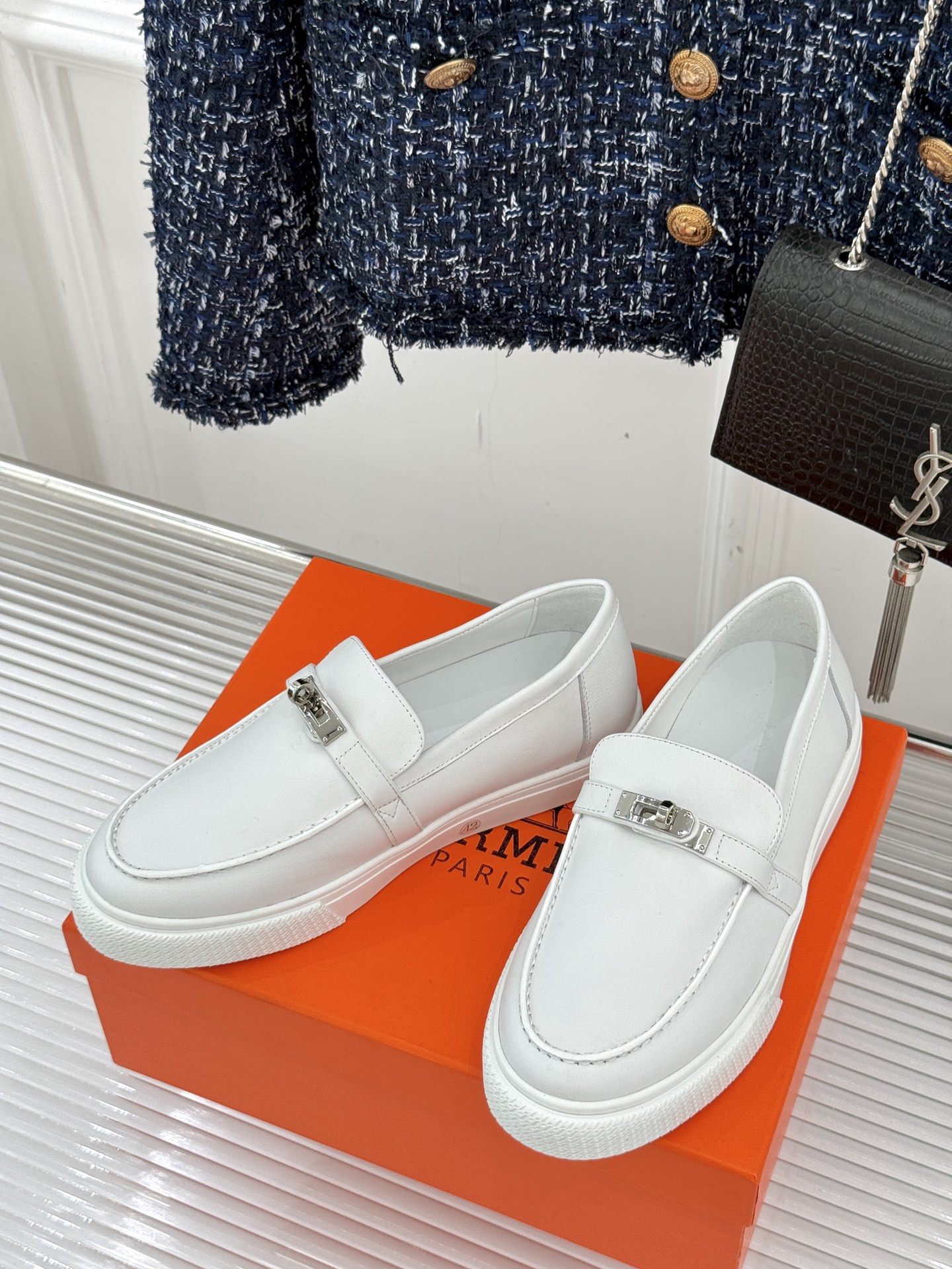 
Hermès/爱马仕25WF新品复古情侣款乐福鞋
爱情—是岁月长河里的熠熠星辰
而这双乐福鞋则是这浪漫