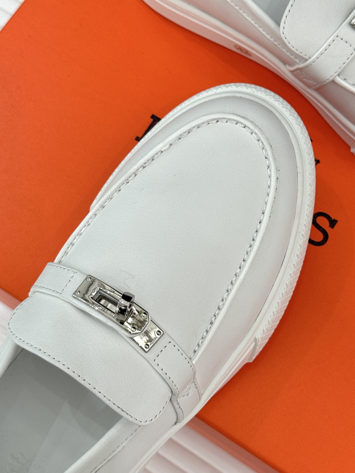 
Hermès/爱马仕25WF新品复古情侣款乐福鞋
爱情—是岁月长河里的熠熠星辰
而这双乐福鞋则是这浪漫