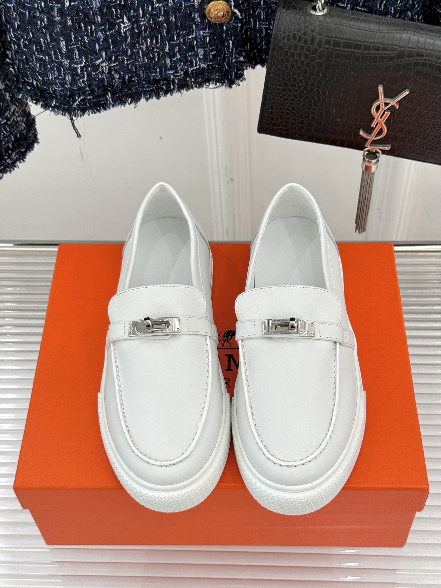 
Hermès/爱马仕25WF新品复古情侣款乐福鞋
爱情—是岁月长河里的熠熠星辰
而这双乐福鞋则是这浪漫