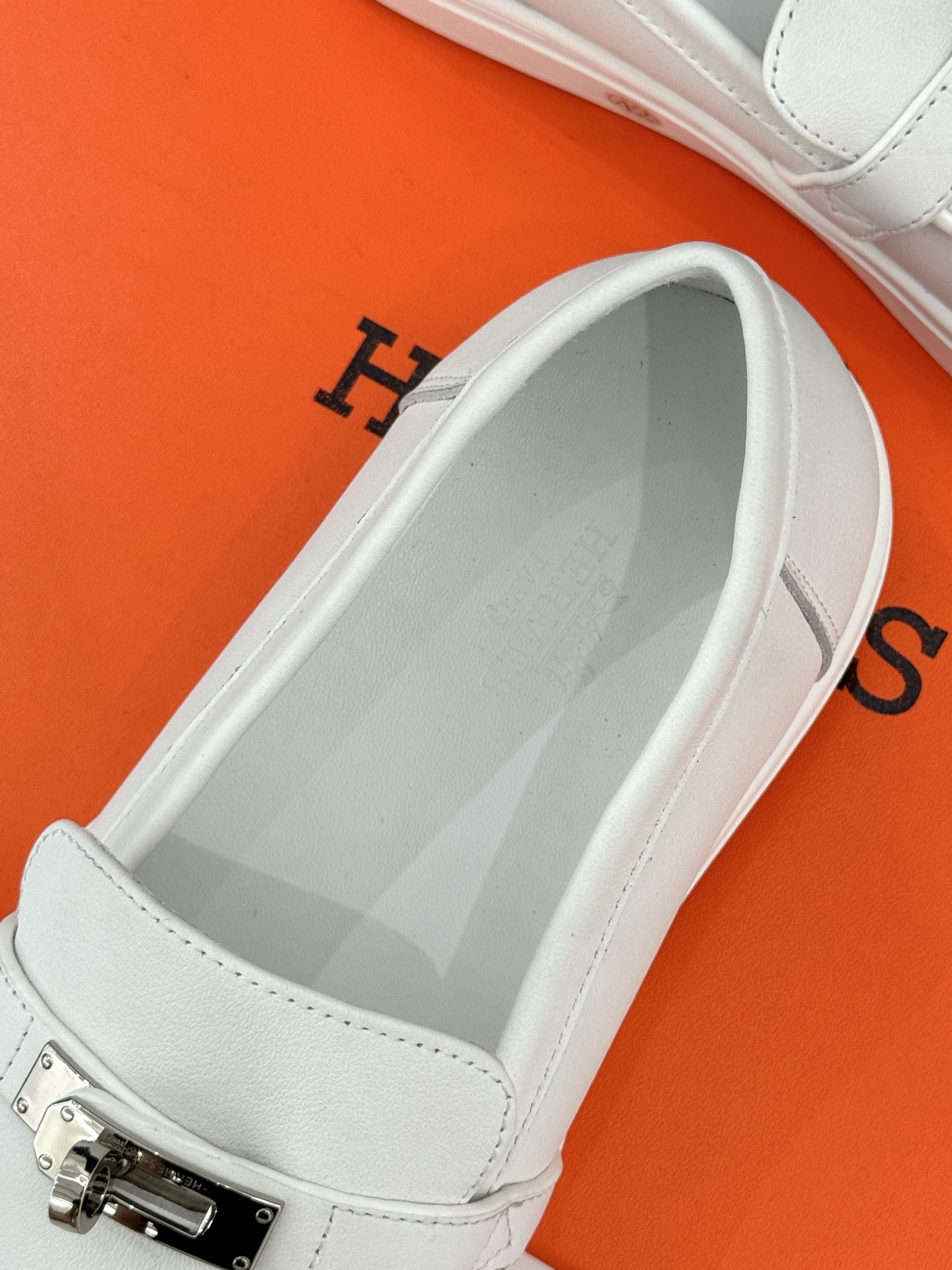 
Hermès/爱马仕25WF新品复古情侣款乐福鞋
爱情—是岁月长河里的熠熠星辰
而这双乐福鞋则是这浪漫