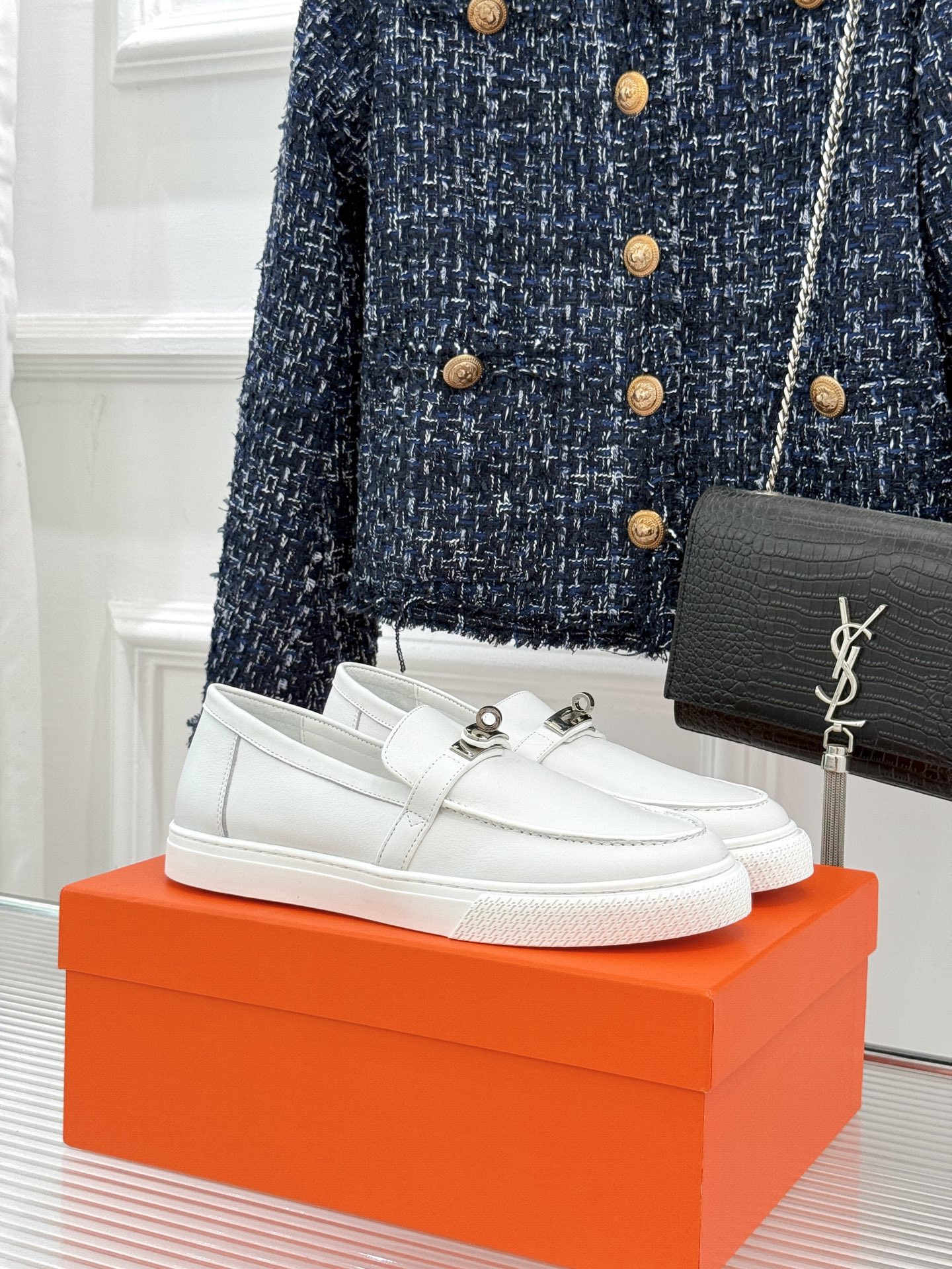 
Hermès/爱马仕25WF新品复古情侣款乐福鞋
爱情—是岁月长河里的熠熠星辰
而这双乐福鞋则是这浪漫
