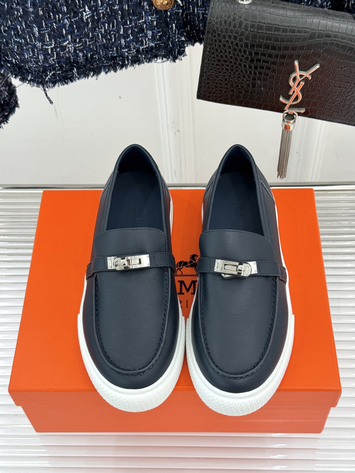 
Hermès/爱马仕25WF新品复古情侣款乐福鞋
爱情—是岁月长河里的熠熠星辰
而这双乐福鞋则是这浪漫