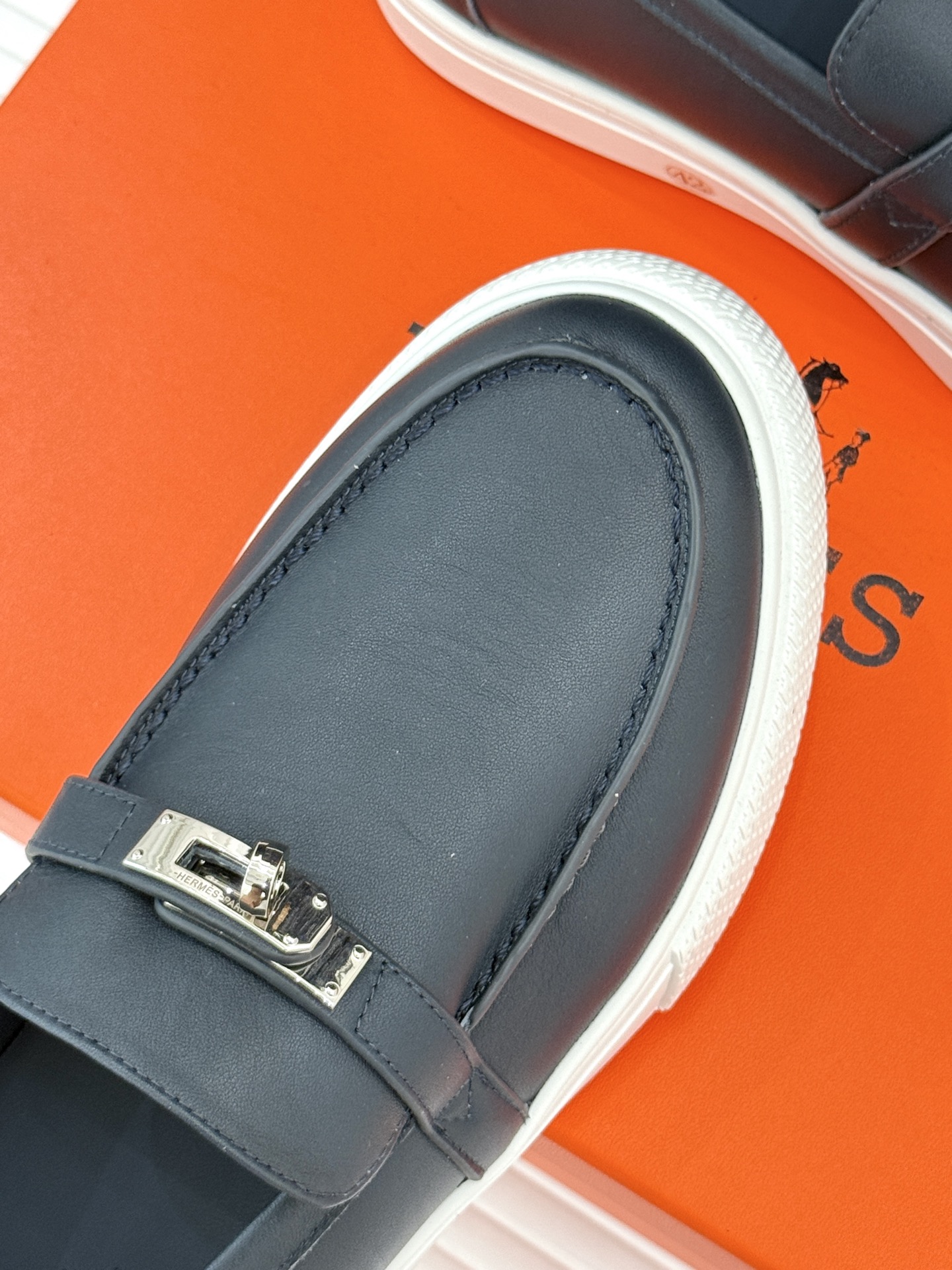 
Hermès/爱马仕25WF新品复古情侣款乐福鞋
爱情—是岁月长河里的熠熠星辰
而这双乐福鞋则是这浪漫
