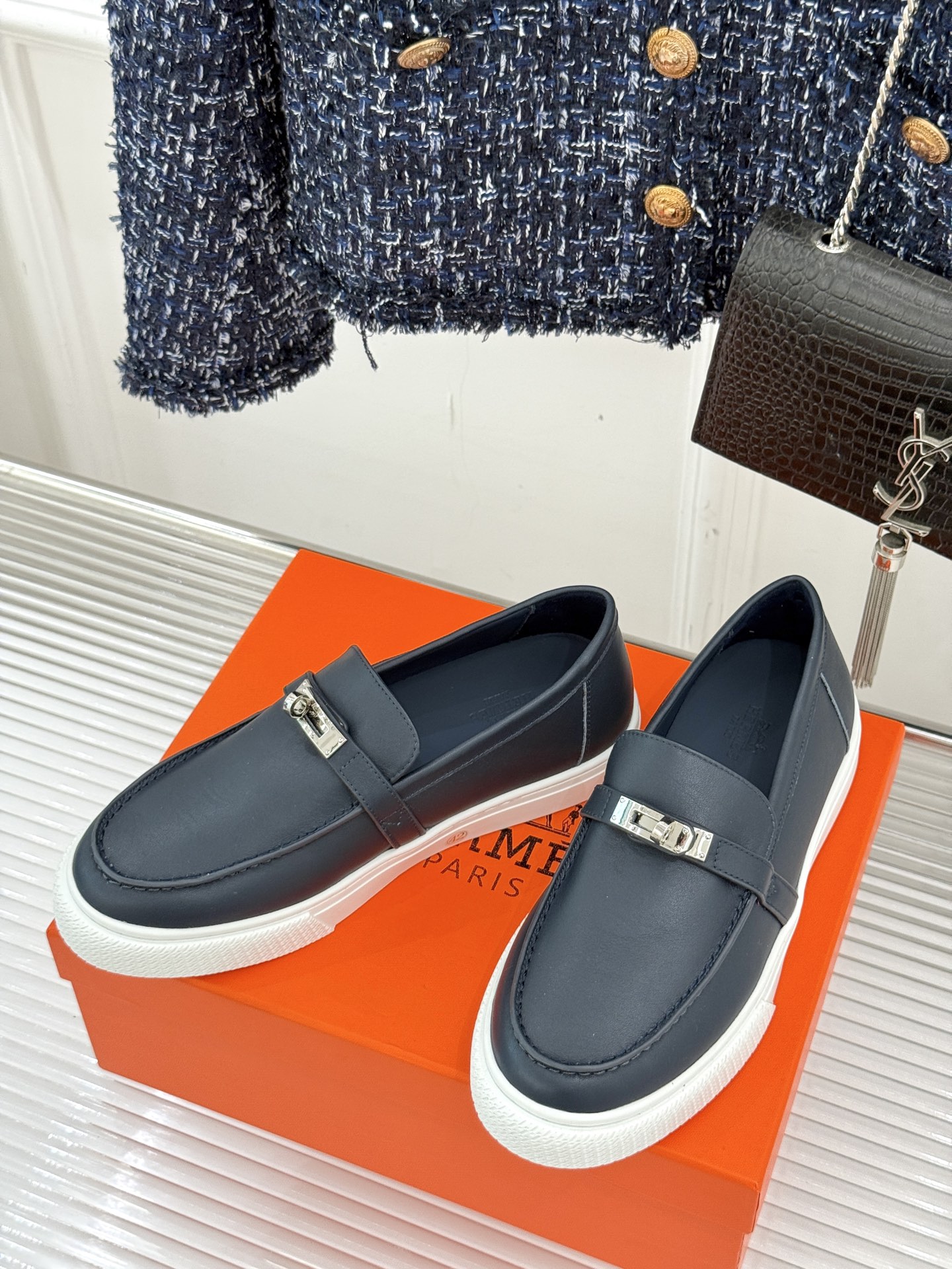 
Hermès/爱马仕25WF新品复古情侣款乐福鞋
爱情—是岁月长河里的熠熠星辰
而这双乐福鞋则是这浪漫