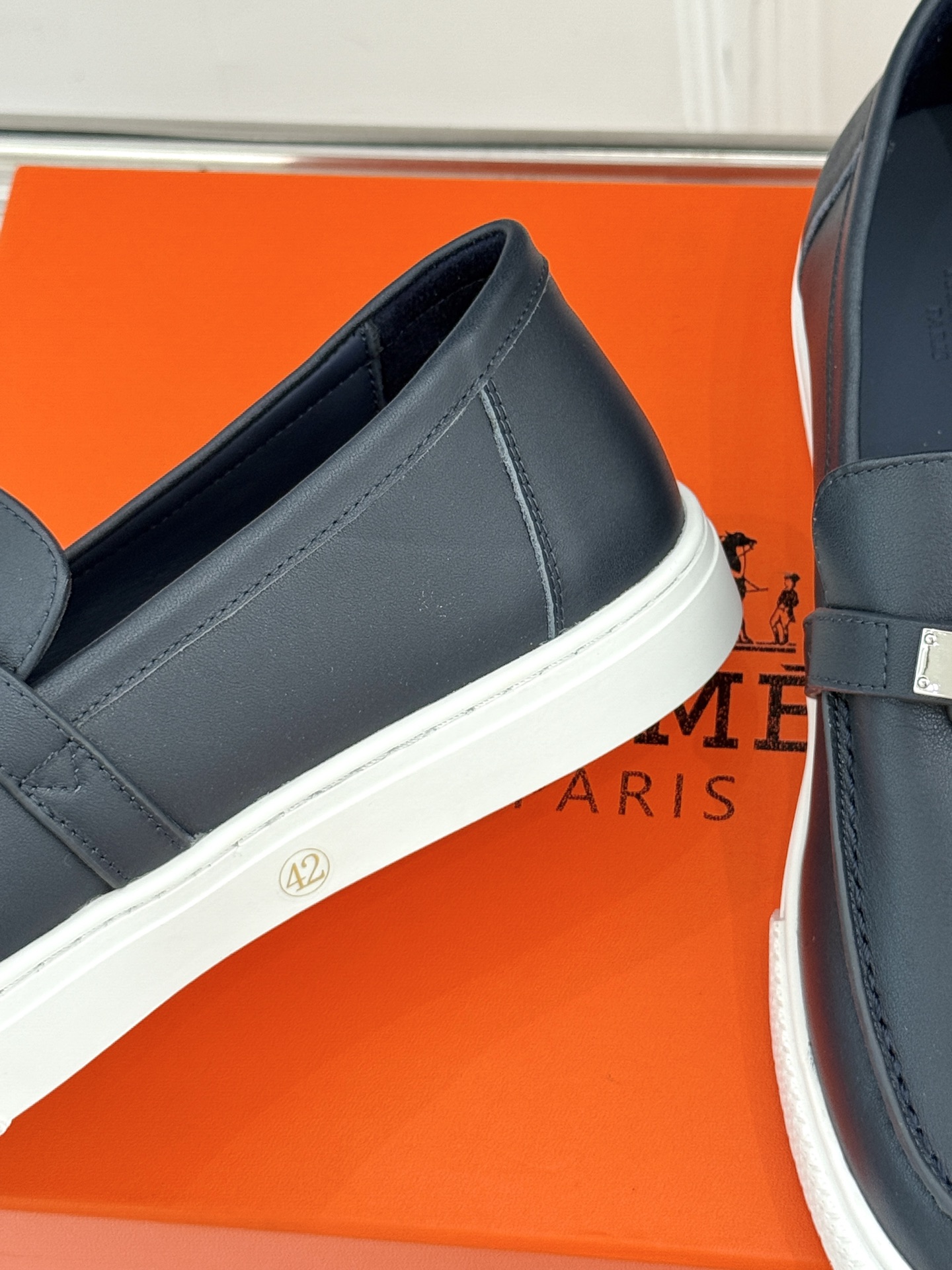 
Hermès/爱马仕25WF新品复古情侣款乐福鞋
爱情—是岁月长河里的熠熠星辰
而这双乐福鞋则是这浪漫