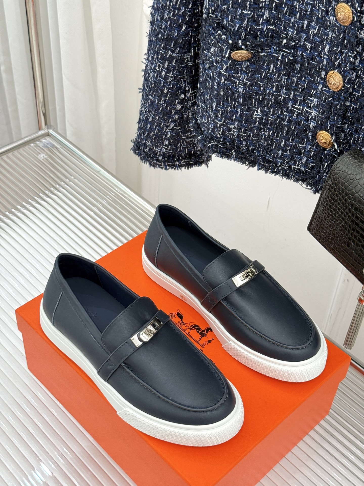 
Hermès/爱马仕25WF新品复古情侣款乐福鞋
爱情—是岁月长河里的熠熠星辰
而这双乐福鞋则是这浪漫