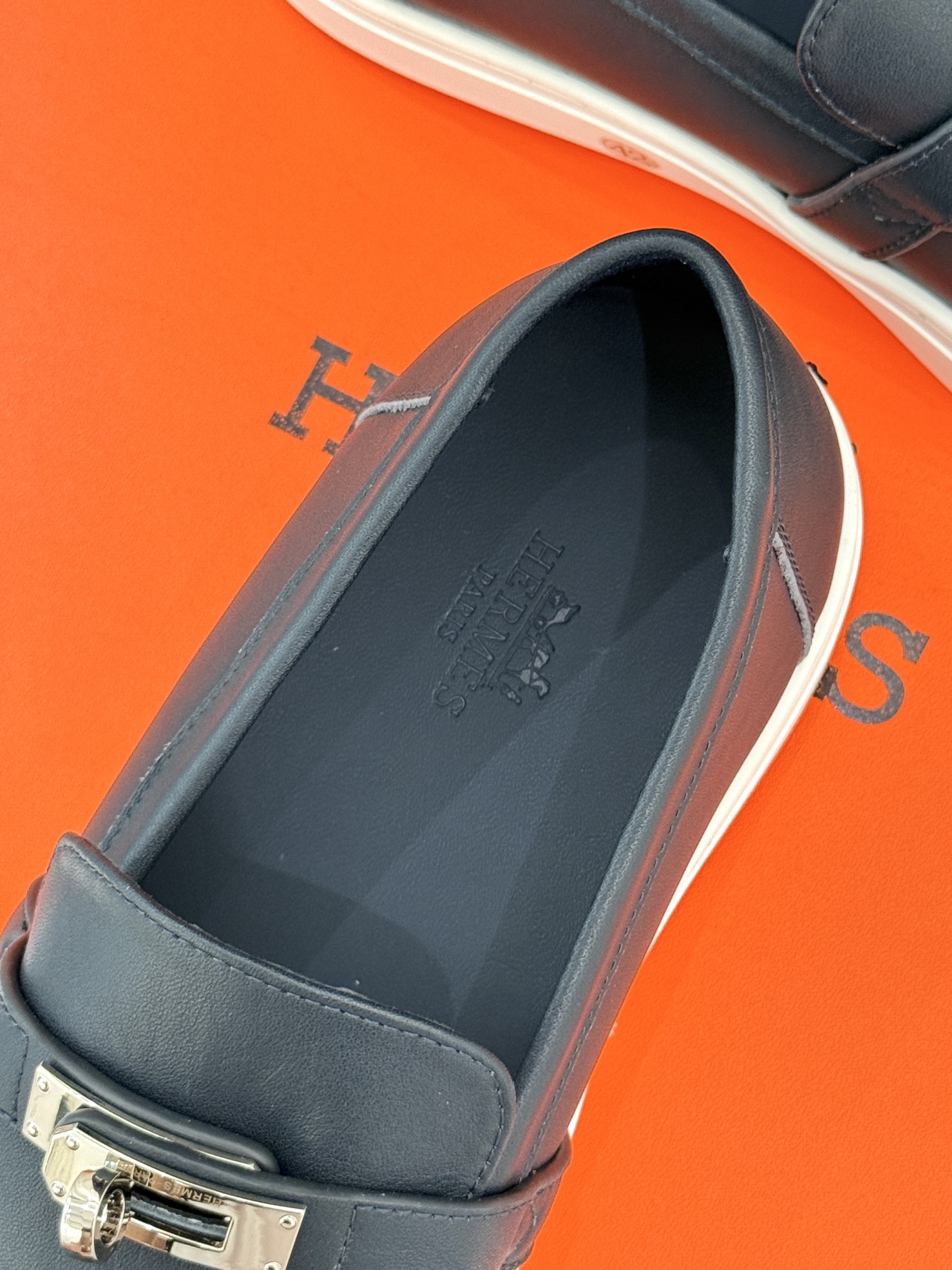 
Hermès/爱马仕25WF新品复古情侣款乐福鞋
爱情—是岁月长河里的熠熠星辰
而这双乐福鞋则是这浪漫