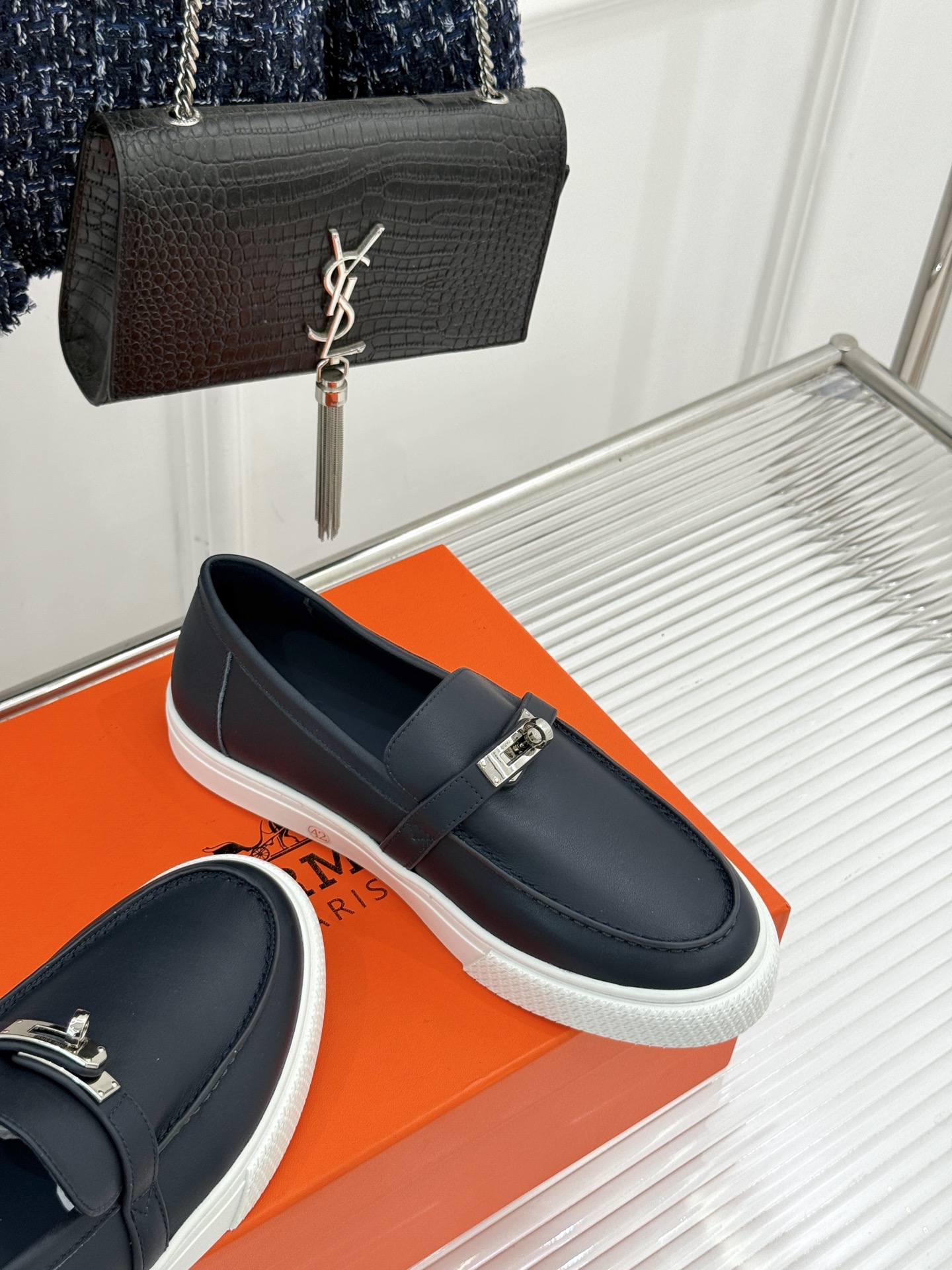 
Hermès/爱马仕25WF新品复古情侣款乐福鞋
爱情—是岁月长河里的熠熠星辰
而这双乐福鞋则是这浪漫
