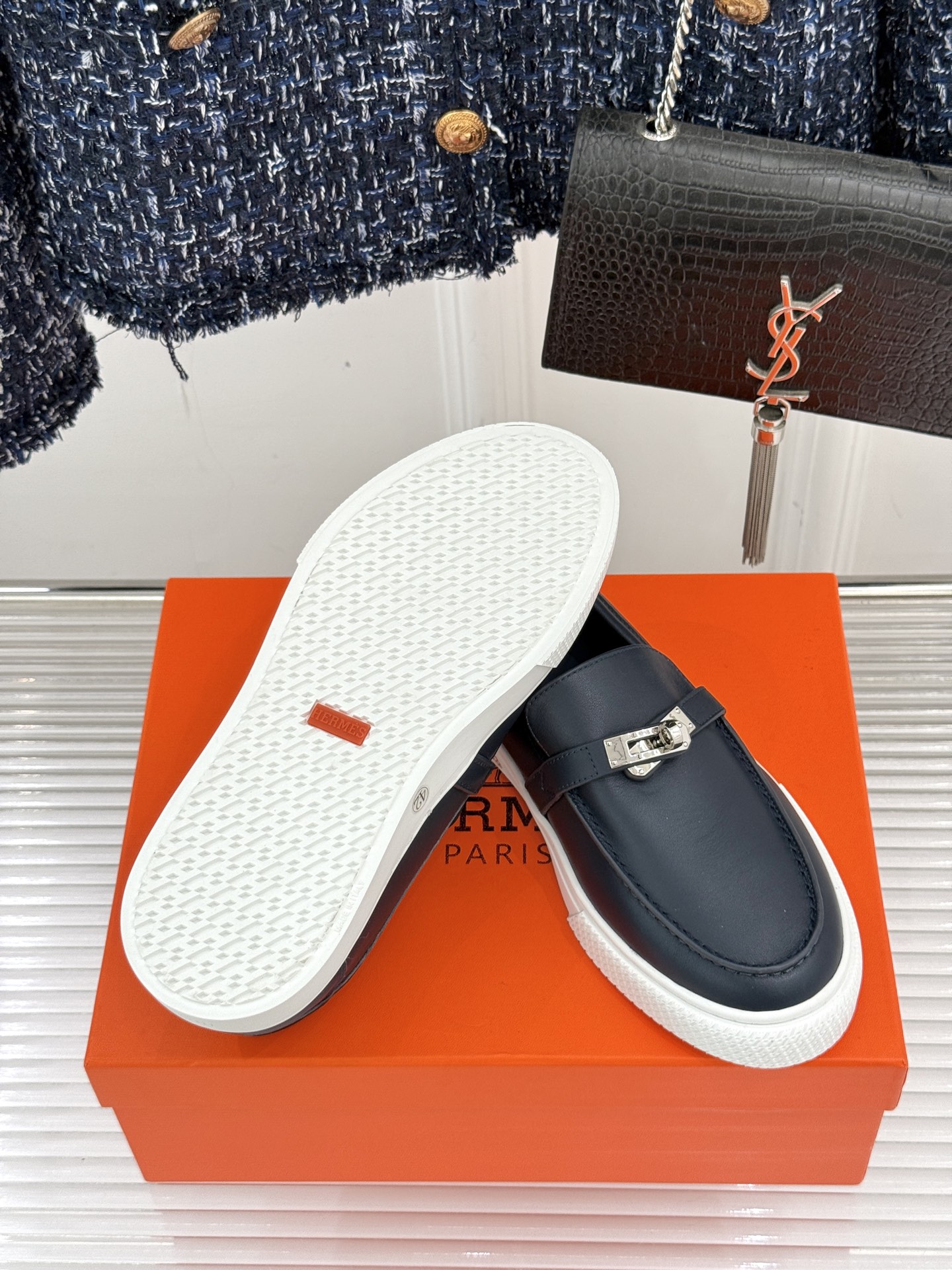 
Hermès/爱马仕25WF新品复古情侣款乐福鞋
爱情—是岁月长河里的熠熠星辰
而这双乐福鞋则是这浪漫