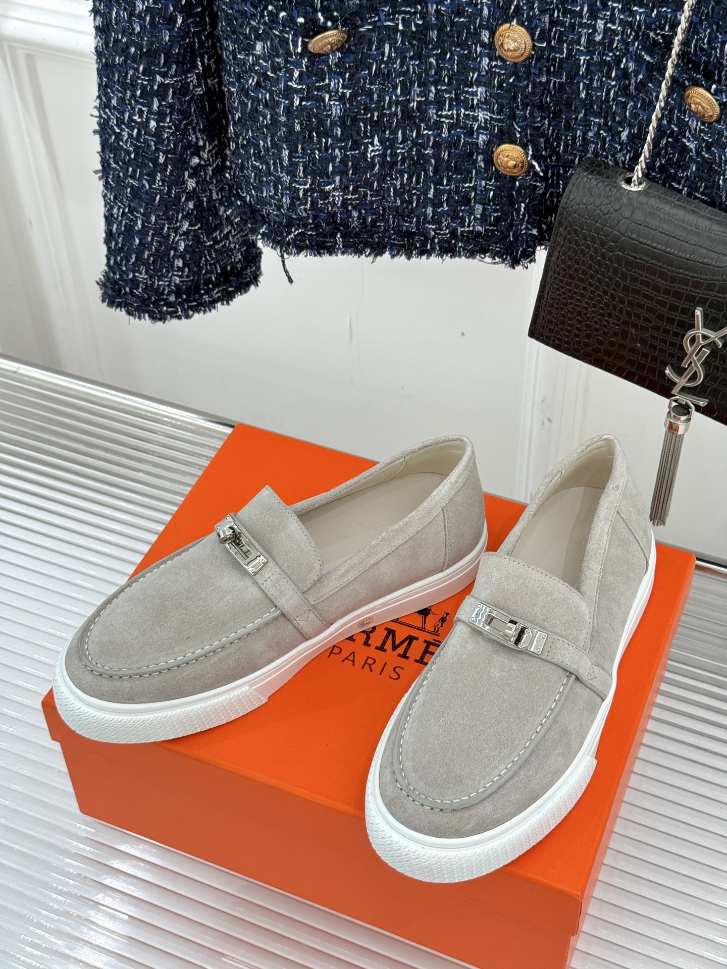 
Hermès/爱马仕25WF新品复古情侣款乐福鞋
爱情—是岁月长河里的熠熠星辰
而这双乐福鞋则是这浪漫
