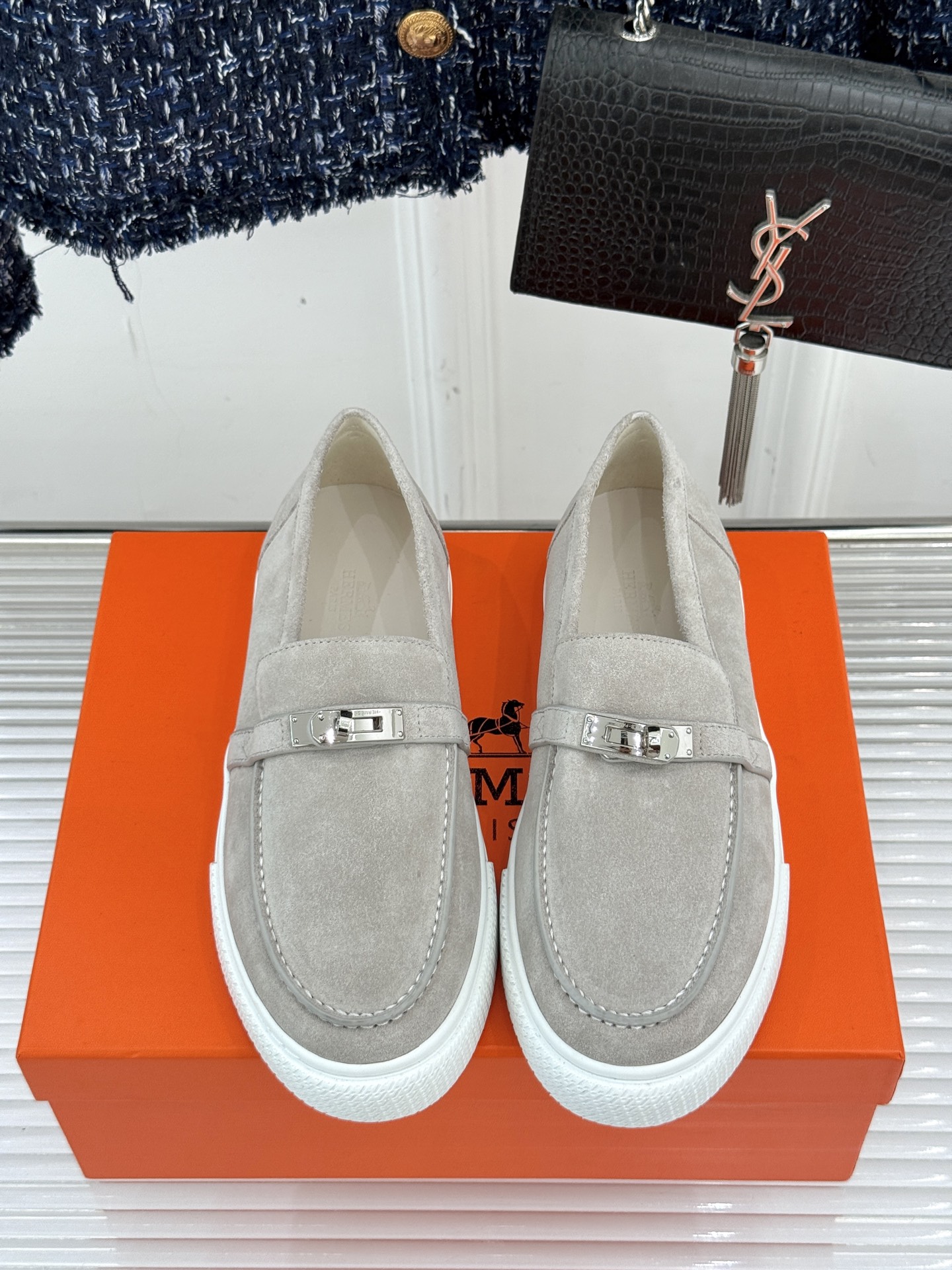 
Hermès/爱马仕25WF新品复古情侣款乐福鞋
爱情—是岁月长河里的熠熠星辰
而这双乐福鞋则是这浪漫
